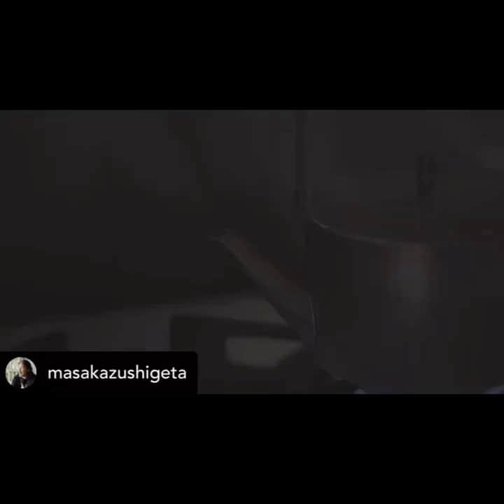 沖野俊太郎のインスタグラム：「音楽を担当いたしました🎹 釜浅商店さん@kamaasa_tokyo とOSAJI のコラボムービーです。 ありがとうございます🙏😊  Posted @withregram • @masakazushigeta 料理好きの僕にとって、憧れの存在である釜浅商店さんとのコラボが実現しました。砥石に垂らす香り砥香。包丁を研ぐ時間をメディテーションの時間へと昇華させるために。釜浅商店の4代目の熊澤さんとは90年代に経験した音楽カルチャーでも共鳴し、動画の音楽は沖野俊太郎さんにお願いしました。未だ世にないモノを創り出すクリエーションは充実そのものでした。2月24日発売です。」