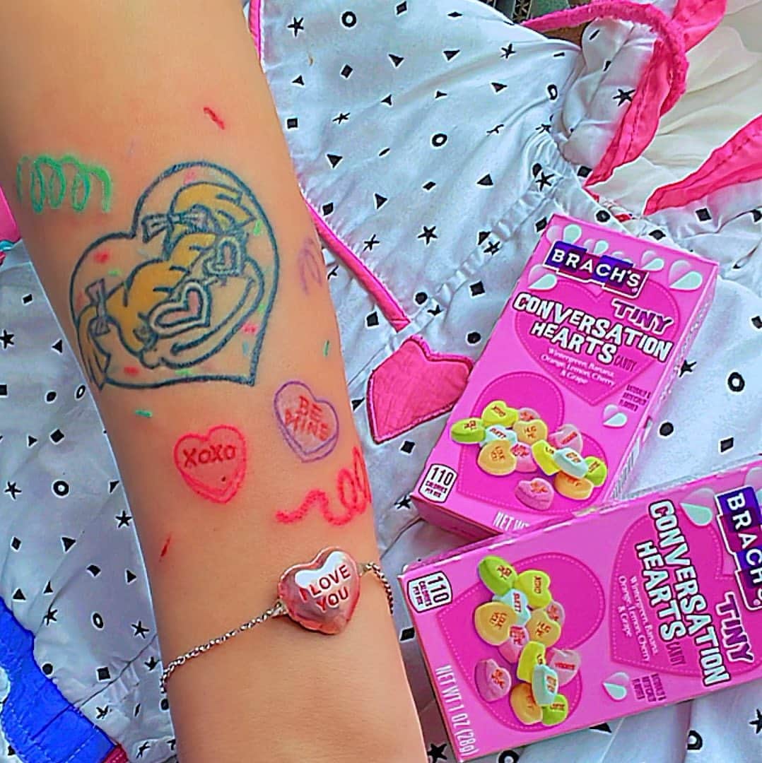 miniのインスタグラム：「TATOO✍️💘 @dorilolliy.ink   RugratsのAngelicaとCandyHeartsとPartyRibbon💓💟 ただの大好きを詰め込んだ手🫶🏽  これは自分のBirthdayの日に自分で入れた💟 Upしてなかったから、CandyHeartsのタイミングで💘と思ってたからUp💟  #mytatoo #tatoo #tatoogirl #dorilolliyink #rugrats #rugratstattoo #rugratsangelica #rugratsangelicatattoo #candyhearts #candyheartstattoo #sweethearts #sweetheartstattoo #tokyotatoo #タトゥー #東京タトゥー #東京いれずみガール #どりろりぃ #ラグラッツ #ラグラッツアンジェリカ #キャンディハーツ」