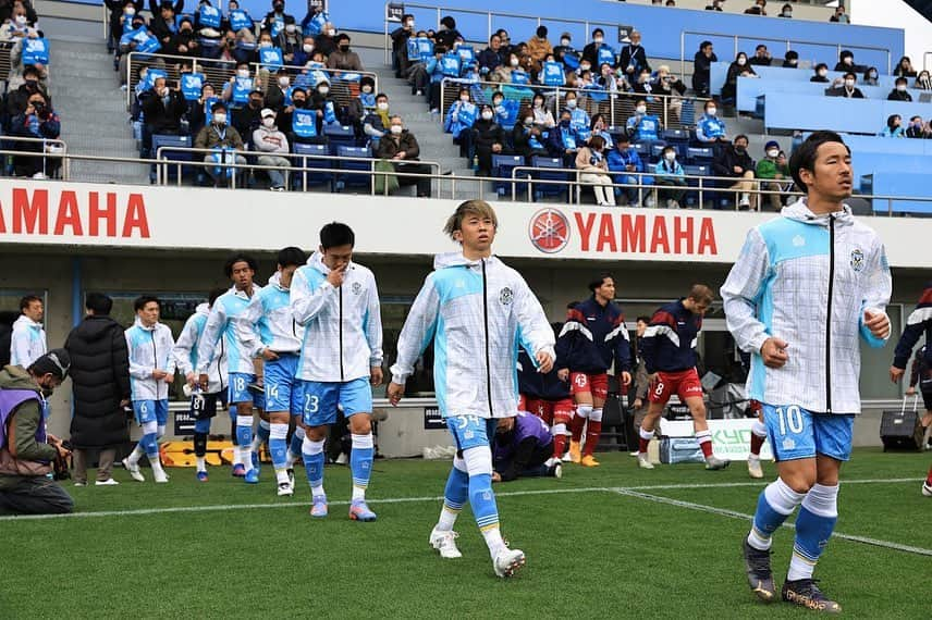 針谷岳晃さんのインスタグラム写真 - (針谷岳晃Instagram)「ジュビロでは初めての開幕スタメン。ホームで勝てなくてすごく悔しいです。個人的にも納得のいく出来ではなかったので、悔しいです。 ヤマハでの試合もすごく久しぶりでしたし、こんなに沢山のサポーターの方々が入っての応援は久々だったのですごく興奮しました！沢山の応援本当にありがとうございました！ #jubilo#34」2月19日 17時22分 - take.harigaya_official