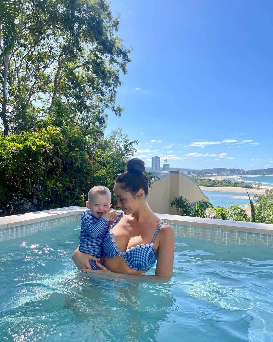 ELOUISE MORRISのインスタグラム：「Swimming with Miss Daisy 🌸💦💘」