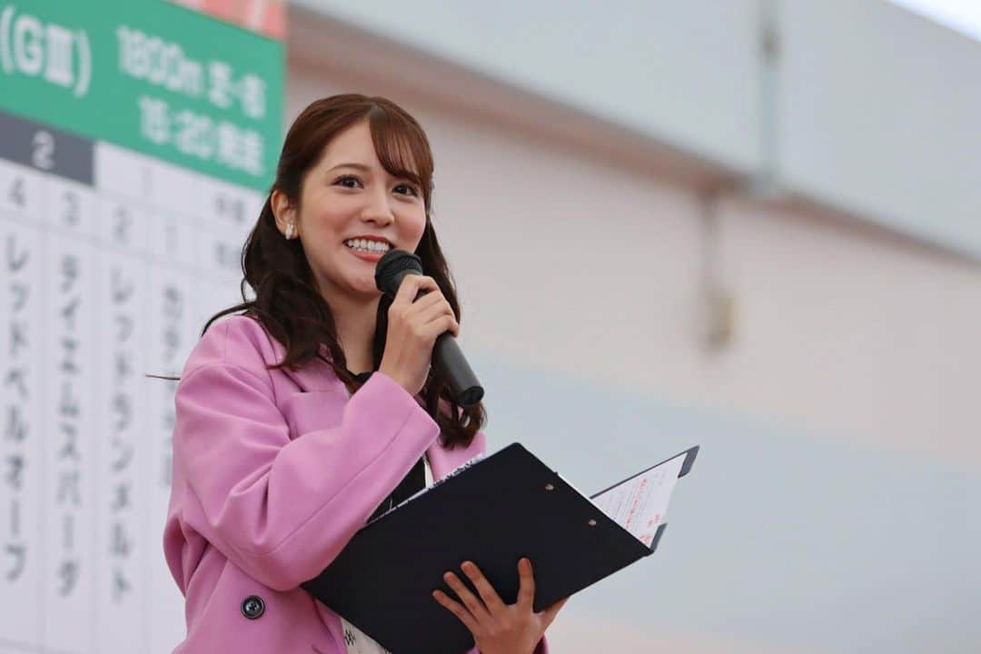のインスタグラム：「2023.2.19 小倉競馬場 本日は小倉競馬場へご来場頂き そして予想会、なかやまきんに君トークショーをご覧頂き ありがとうございました！  小倉競馬アンバサダー就任後初のイベントでしたが 小倉競馬ファンの皆様があたたかく迎え入れてくれたので あっという間で楽しい時間でした✨  小倉大賞典予想会は 本命にあげた9番人気のカテドラルが2着にきてくれて🥺✌️ 37倍の馬連が当たりました🥰✌️ 天童なこさんとのお話も面白くてあっというまでした✨  なかやまきんに君のトークショーも笑いっぱなしでした✨  今後の小倉競馬場のイベントお知らせなどは😌 小倉競馬場のLINE登録して頂けると イベント発表後にLINE行くと思うので 是非登録してくれると嬉しいです🥺✌️ 一緒に小倉競馬楽しみましょう💕」