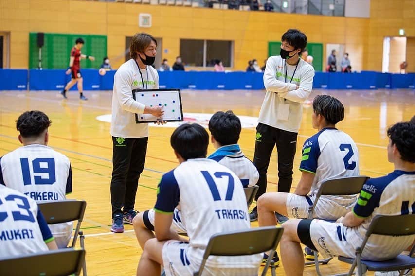 宮崎大輔のインスタグラム：「大崎電気戦、負けてしまいましたが選手たちよく頑張ってくれました‼️ 本日もたくさんの応援ありがとうございました‼️  次回　2/22 19:00〜　 大田区総合体育館 ホーム戦　vsジークスター  応援よろしくお願いします‼️🤾‍♂️  #アースフレンズbm  #ハンドボール #handball #感謝」