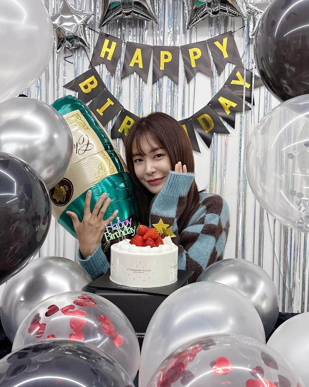 チョン・ユジンさんのインスタグラム写真 - (チョン・ユジンInstagram)「생일 축하해 주셔서 감사합니다♥️ 사랑해요💕」2月19日 17時49分 - eugene__jung