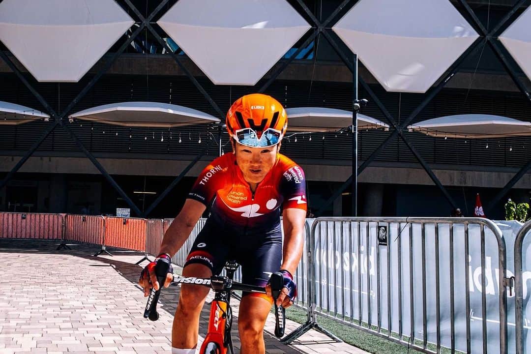 のインスタグラム：「Am I excited Belgium Classic season 🇧🇪🦁 coming soon??🙋🏻‍♀️or just because it’s Sunday 😁  . Maybe both or I rode straight into camera 📸 and almost hit @oskarsbrook taking photos😁🤫 . . 💭I wondered my looking in @hphcycling kit 🍊⚡️☄️looks like #DragonBall 🔮🤔 Round Aero @lemhelmets 🍊 + Orange🧡Purple 💜 @pactimo_official + @rudyproject 😎✨  What do you think 🤔 ??  . . 📸 : @oskarsbrook  #今日のエリさん　#HumanPoweredHealth」