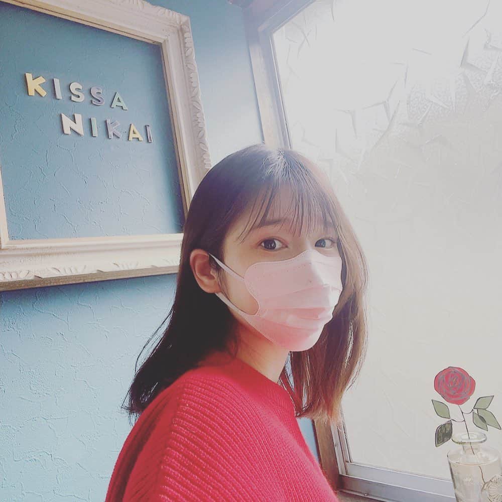 内田真礼のインスタグラム：「谷根千をお散歩しました！ クリームソーダを飲みに、行ってみたかった喫茶ニカイへ...♪  ラムネ味でとてもおいしい〜！！ 最高です🌼  みなさんはどんな日曜日でしたか？☀️」