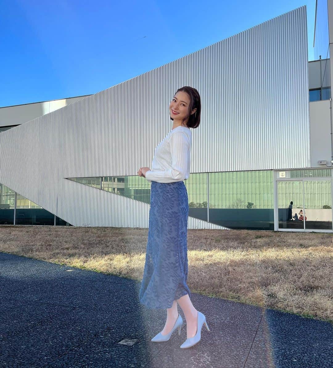 住田紗里のインスタグラム：「木曜日のグッド！モーニングの衣装です。 久々に屋上で撮りました〜📷 明日からまた1週間、 頑張りましょう！  トップス ROPE PICNIC（@ropepicnic_official）  スカート mysty woman（@mystywoman_com）  #グッドモーニング#衣装#ropepicnic#mystywoman#テレビ朝日#テレ朝#テレビ朝日アナウンサー#アナウンサー#住田紗里」