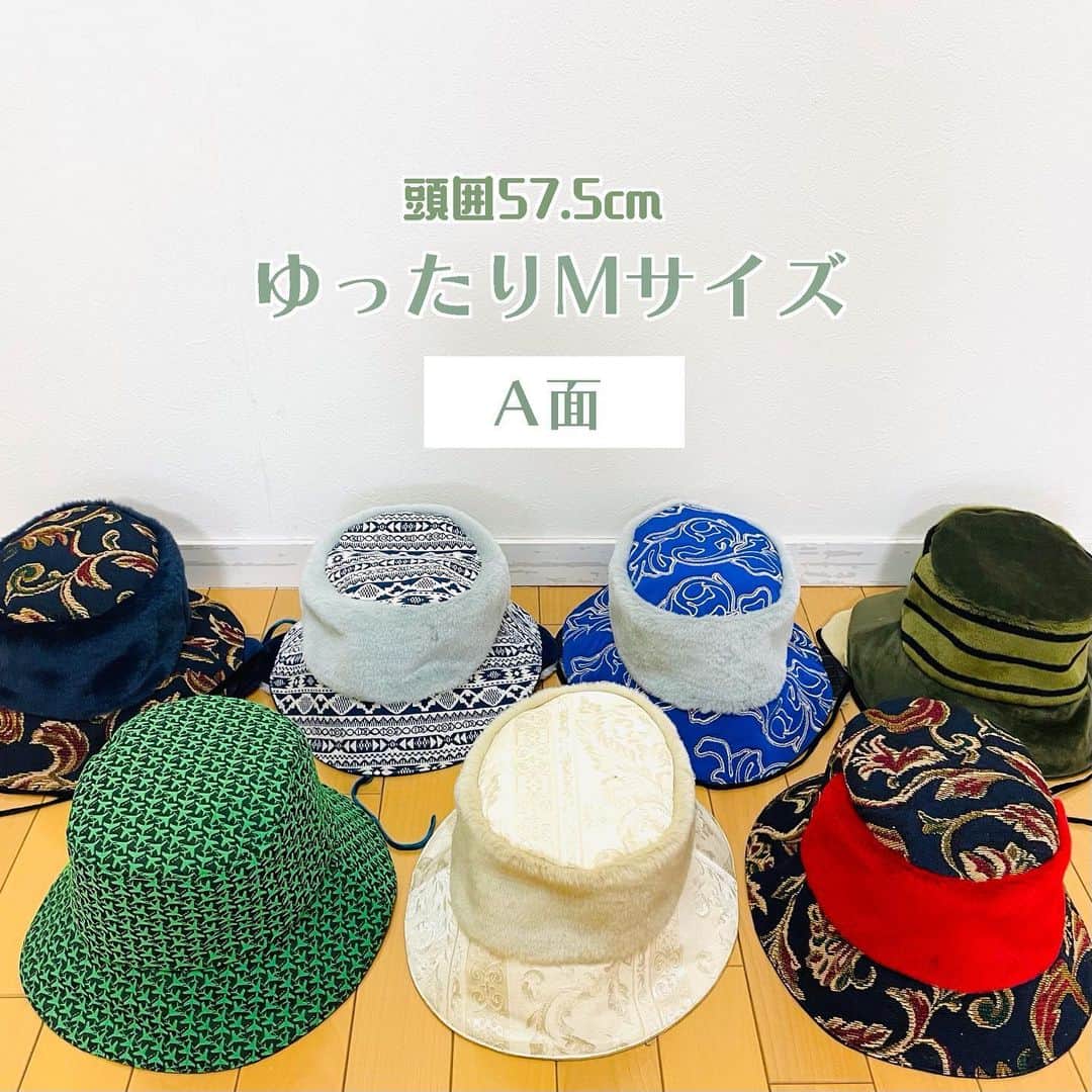 中村涼子さんのインスタグラム写真 - (中村涼子Instagram)「本日 2月19日(日)19:00〜 RYOKO NAKAMURA japanにて (サイトはプロフィールURLの一番上から飛べます✈️) 新作の販売を致します❄️❄️  今回は 耳付きの耳なしも！ サイズは5段階 今季最後のカラリバ帽 を１９つ  と  帽子を被ったチク美ちゃんロンT 刺繍トレーナー３種 の再販  と  初の試み オーダーメイドdeカラリバ帽  がございます！ オーダーメイドにつきましては、次に投稿します！  すでにサイト上では全ての帽子や洋服が見られるようになっていますので、遊びに来てくださいませ😁  ーーーーーーーーーーーーーーーーーーー  今回、冬物カラリバ帽はラスト販売です！ また秋頃から可愛い生地が見つかり次第作っていきます  帽子作りはいつの間にか私の生活の一部になっていまして、 生地屋さんでも、 これは帽子に合うのでは？！ これで帽子を作ってみたい！  と生地の質感に手を伸ばすのが日課となりました。  この帽子は、表、裏合わせて10枚の生地の組み合わせでできているのですが、 このたった10枚で、表情を変え、違った趣となり、 毎回組み合わせの結果を見るのが楽しみで仕方ありません。 この前からは、ここに耳付きが生まれ、 サイズも生地によって色々作ってみよう としたら、もう購入してくださる方も困るサイズの展開になってしまい、  同じ形の サイズ違い 生地違い プラスアルファ違い  が私の周りに溢れ、 親子に見えたり、個性の違う双子に見えたり、と 可愛くて可愛くて な状態です。  しばらく作っていなかった 夏ものの帽子を作るのも楽しみです。  昔から、帽子を買ってみては、 眺めたり、被る機会を伺ったり、 私にとっては、憧れでもありました。  今回の帽子たちも是非、 こんな生地があるんだ！ ひっくり返すとまた違った帽子になる！ と、サイトで見ていただけましたら嬉しいです。  生地の種類も面白いです。  「私のためにこの帽子はあったんか！！！！！」  と誰かの頭に乗せられますように👑  #手作り服 #手作り帽子」2月19日 17時54分 - nakamuraryoko56