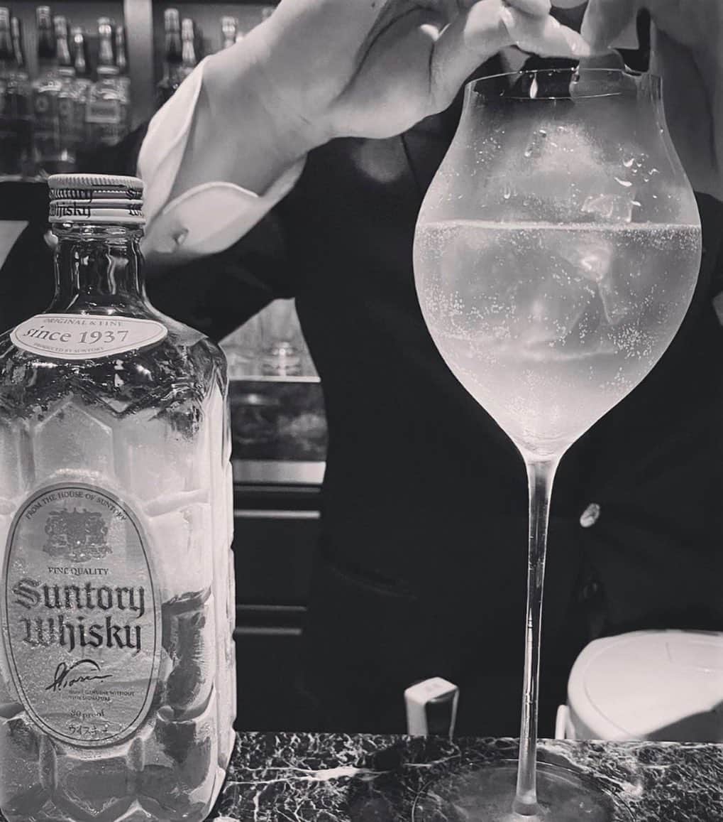 のインスタグラム：「今日はわたし、お客さん  レモンの香りをふわっと纏わせて🍋  #OrchidBar」