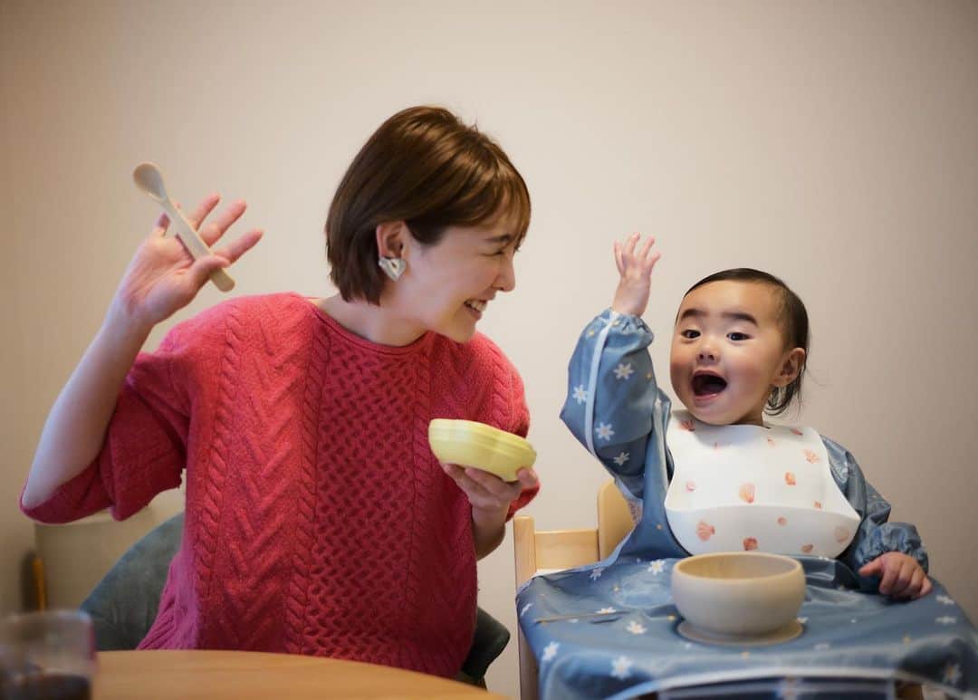 おのののかのインスタグラム：「👶🏻🍴 みなさーん、 ごはんの進み具合はどうですか？ しっかり食べてますかー？👶🏻  はーい🙋‍♀️❤️  なんてポーズしてますが、 実際、周りのよく食べる子と比べると まだまだゆったりな娘😂😂  離乳食初期からお世話になりまくっている @thekindest_official さんの インタビュー記事が公開されました✨  離乳食のこと、食育のこと かなり赤裸々にお話しています😌🤍笑  ストーリーから飛べますので 読んでいただけたら嬉しいです🫶  また、毎月19日は食育の日だそうです🌱  赤ちゃんからの食育BOXが当たる キャンペーンもやっていますよ👶🏻🍅🌽🥕  インタビューの最後に応募方法が 載っているのでチェックしてみてください✨」