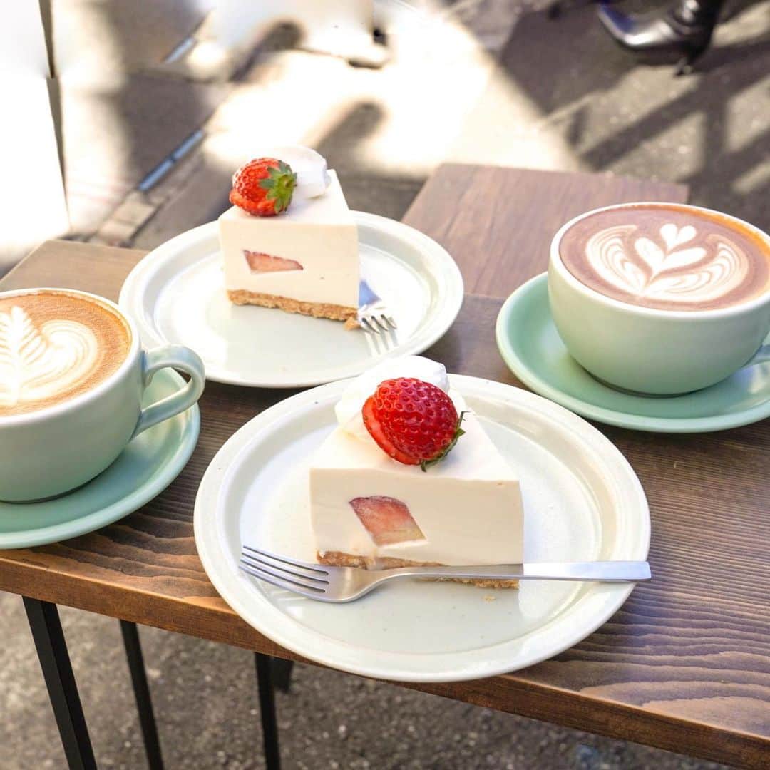 のインスタグラム：「. 𖤘elm green coffee／神楽坂 ⁡ 神楽坂の裏路地にある一軒家カフェ𖠿 ⁡ この日のお目当ては 数量限定の˗ˏˋレアチーズケーキˎˊ˗ オープン前に並んで無事食べられました𐩢𐩺 ⁡ レアチーズケーキは ぷるんとムチっとした食感で 高さもあって食べ応え120%！ さっぱりした味わいで 塩気のある土台も相まってペロリ𓌈˒˒  ⁡ また違うフルーツの時にも通いたい✧* あとあんバターサンドも久々に食べたいな〜♩ ⁡ 𓂃𓈒𓏸 menu 𓂃𓈒𓏸 ■いちごのレアチーズ／750円 　※季節、数量限定 ■カフェラテ／620円 ⁡ お店のストーリーで翌日の販売数と 売り切れの報告など更新されているので 行く前にチェックするのがおすすめです𓃠˙꙳ ⁡ ˳◌* ┈ ┈ ┈ ┈ ┈ ┈ ┈ *◌˳ ⁡ elm green coffee @elm_green_coffee  住所：東京都新宿区赤城下町10 ⁡ ˳◌* ┈ ┈ ┈ ┈ ┈ ┈ ┈ *◌˳ ⁡ ⁡ #レアチーズケーキ #カフェラテ #エルムグリーンコーヒー #神楽坂グルメ #神楽坂 #神楽坂カフェ #カフェ巡り #カフェスタグラム #カフェ #東京グルメ #東京カフェ #teatime #tokyocafe #cafestagram #cafehopping #cafelatte #elmgreencoffee」