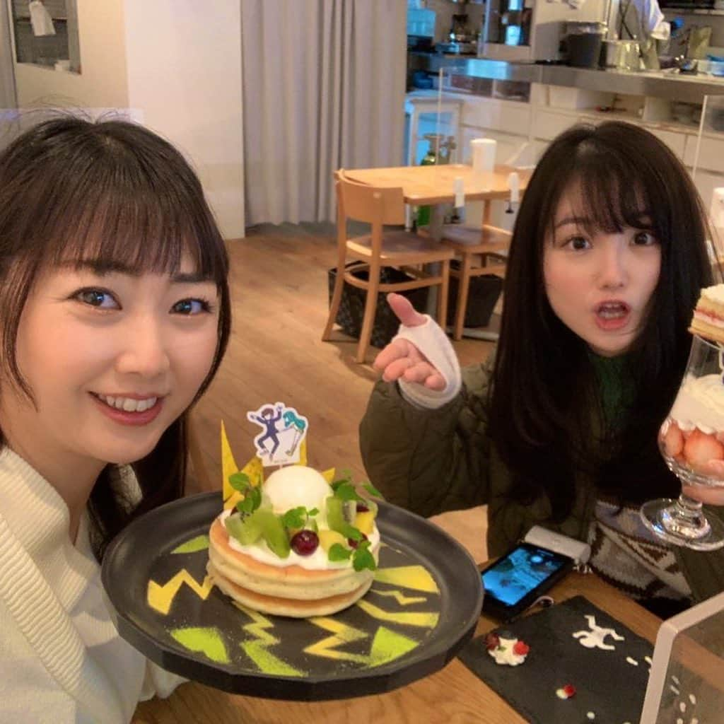 高橋沙織のインスタグラム：「小寺真理ちゃんと！ まりこりん&さおりんでうる星やつらカフェ行ってきたけど最高だったっちゃ⭐︎  まりこりんとは事務所も違うけど最近すごく仲良くなれて嬉しい〜 何かと共通点が多い二人。 るーみっく好きとゆう共通点もあります。  カバンからツノを出して写真撮影...恥ずかしがらず付き合ってくれるまりこりんが好き〜 悔しいぐらい似合ってた！ けどまりこりんはサクラ先生推しらしい。 なんか...イメージ通り！笑  おそろいのマグカップもゲットしたっちゃ〜⭐︎  #うる星やつらカフェ #小寺真理 #アルミカンさおりん #まりこりんさおりん #ラムちゃん #サクラ先生 #マグカップ #アクキーも買ったけど #二人ともお目当ては出ず...」