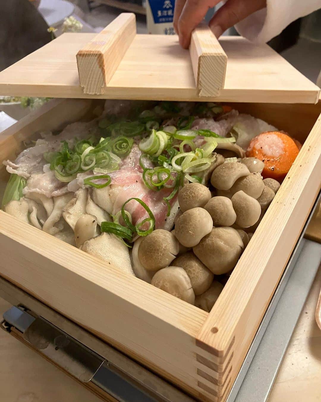 渡辺喜美のインスタグラム：「冷蔵庫の在庫一掃 蒸し野菜＋豚バラ🐖キノコ」