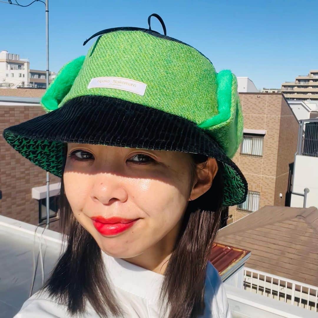 中村涼子さんのインスタグラム写真 - (中村涼子Instagram)「今回、 初の試み オーダーメイド帽子を 制作いたします！  ご注文いただいてから、ご注文くださった方のイメージに 生地を選び、制作に入ります。  同じ生地で小物も何か付けて、 そのイメージに塗れられるようなセットにできましたら…☺️  初！ すぎて、 ちょっとどうやって作っていくか手探りでもありますので  まずは３名様から…！  ご注文いただいてから、 ずっとご注文くださった方のことを考えて過ごす日々が始まります…ﾃﾞﾍﾍ  この生地で！ といった指定の上で制作するものではありませんので  どんなイメージかな？？ と一緒にワクワクしていただける方にオススメです😆  誰かのことを思って作るの、 めちゃくちゃ楽しいんです…  そして私自身が、 プレゼントが大好きで、 どんなものが来るかわからない とか 大好きでして…！  選ぶのも好き 驚くのも好き  オーダーメイドは そんな新しい楽しみを作り出せたらな  と思っております！！！！！  今回分は、3月10日（金）までの発送となります！  色々注意事項や、 購入後の流れが書いてありますので サイトのページでご確認お願いいたします！ （プロフィールページのリンクの一番上から飛べます🛫）  実際に連絡を取り、進めていきますので そちらも宜しくお願い致します😁  －－－－－－－－－－－－－－－－－－－－－－ ※サイトより抜粋  【購入後の流れ】 購入してくださった方には、こちらからご記入くださったメールアドレスにご連絡をさせていただきます。 その際に  ・耳もファーも付いている 耳付きファー付きカラリバ帽 ・耳は付いていなく、ファーは使用されている 耳なしファー付きカラリバ帽 ・耳もファーも仕様していない 耳なしファーなしカラリバ帽（夏生地ご希望の時もこの際に宜しくお願い致します。） の3種類からご希望のものをお選びいただきたいのと、  ・ご希望のサイズ、もしくは頭囲 ・使って欲しくない色の系統（無しでも大丈夫です。） ・お顔と、お洋服を着ているところがわかるお写真  をご返信いただきます。 写真を送りたくない場合は、 好きな食べ物や好きな動物など、少し質問をさせていただきます。  イメージが確定しましたら、 私が生地を選びに行き、そこから制作をいたします。  帽子とお揃いの小物等も付けられたら、と思っております。  帽子の扱い方などは、 現在発売中のものと同じです。  ・自分だけの帽子を見てみたい ・自分にプレゼントしてみたい ・大好きな誰かにプレゼントしてみたい  など、 一緒に楽しんでくださる方がいましたら幸いです。」2月19日 18時29分 - nakamuraryoko56