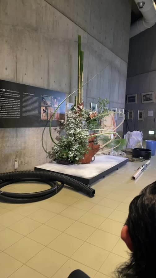 アオイヤマダのインスタグラム：「松本建築芸術祭 日本浮世絵博物館にて ・生花: Hisaya Kumano @hkumano  ・演奏: Steve Eto @steve_eto  ・踊り: アオイヤマダ @matsumoto.aaf  @japanukiyoemuseum」