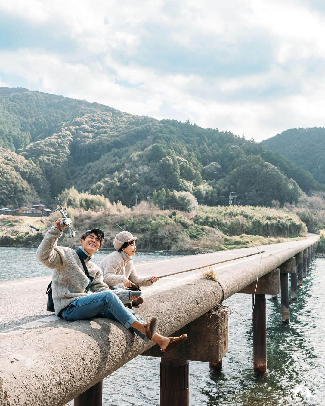 こんちゃんさんのインスタグラム写真 - (こんちゃんInstagram)「はじめての沈下橋🌊 高知県には洪水で橋が沈没する想定でつくられた沈下橋ってのがあって、学生の頃からずっと来たかったのよ！そして念願かなって四万十で見てきたんだけど怖っ！！！！！笑 運転するのめっちゃくちゃ怖っ😂 運転目線の動画載せたけどこんな怖いことある！？人生で1番怖い運転だったわ！ ちなみに、少し前までのこの辺りの運転教習所ではここ通るルートがあったらしくそれはそれは生徒も教官も怖かっただろうなと…！笑  そんで四万十川もさることながら、仁淀川もそれはそれは透明度半端なくてめっちゃ綺麗だった…🛶晴れたらもっともっと水が透き通ってカヌーが浮いてるように見えるのだとか。見たかったぜ…(天気運0)  高知はたくさんいろんな場所いったのでまた載せます！今夜の動画も観ておくれ〜🐟  #とったび #沈下橋 #高知観光  #四国楽しい」2月19日 18時39分 - hiromasakondo