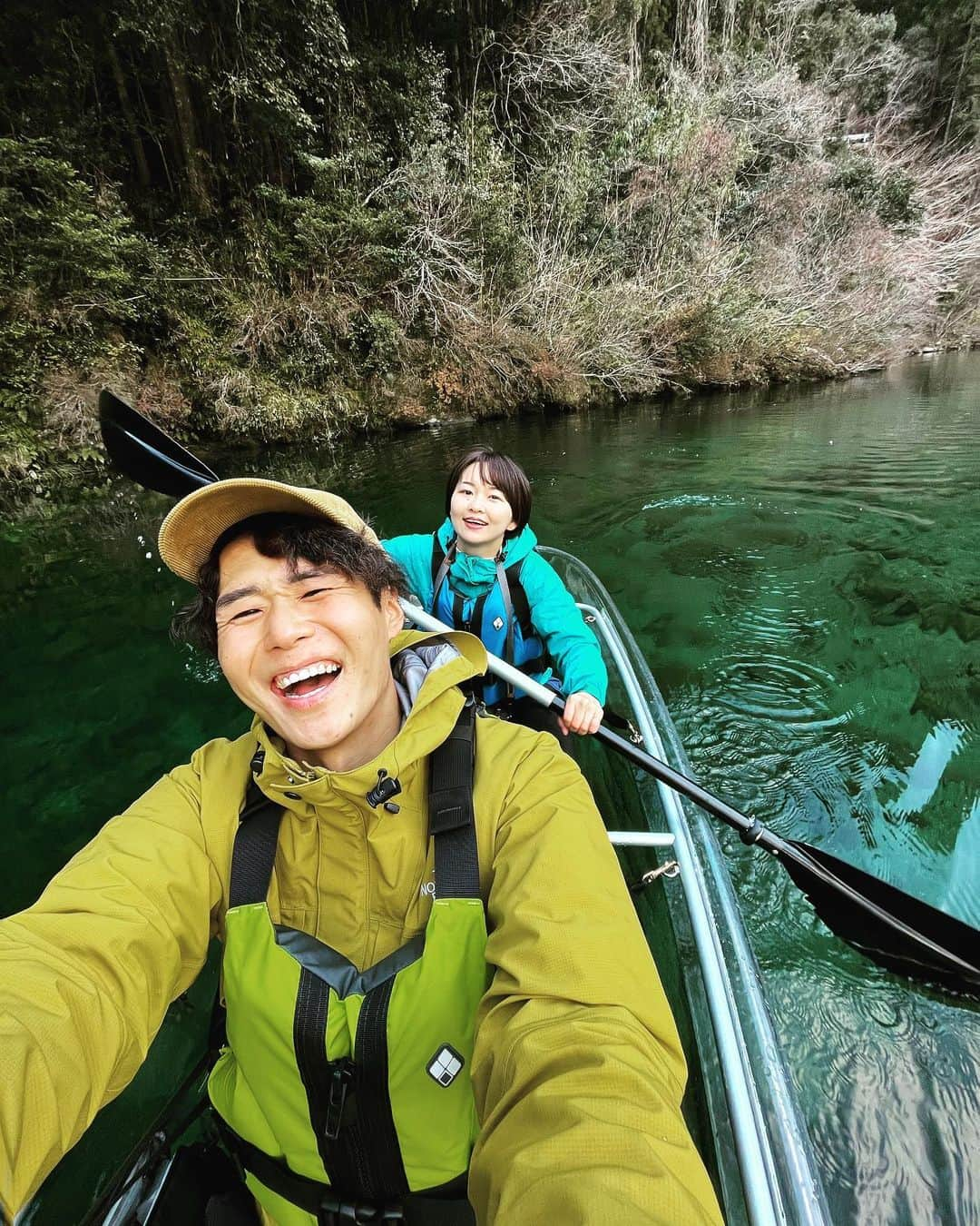 こんちゃんさんのインスタグラム写真 - (こんちゃんInstagram)「はじめての沈下橋🌊 高知県には洪水で橋が沈没する想定でつくられた沈下橋ってのがあって、学生の頃からずっと来たかったのよ！そして念願かなって四万十で見てきたんだけど怖っ！！！！！笑 運転するのめっちゃくちゃ怖っ😂 運転目線の動画載せたけどこんな怖いことある！？人生で1番怖い運転だったわ！ ちなみに、少し前までのこの辺りの運転教習所ではここ通るルートがあったらしくそれはそれは生徒も教官も怖かっただろうなと…！笑  そんで四万十川もさることながら、仁淀川もそれはそれは透明度半端なくてめっちゃ綺麗だった…🛶晴れたらもっともっと水が透き通ってカヌーが浮いてるように見えるのだとか。見たかったぜ…(天気運0)  高知はたくさんいろんな場所いったのでまた載せます！今夜の動画も観ておくれ〜🐟  #とったび #沈下橋 #高知観光  #四国楽しい」2月19日 18時39分 - hiromasakondo