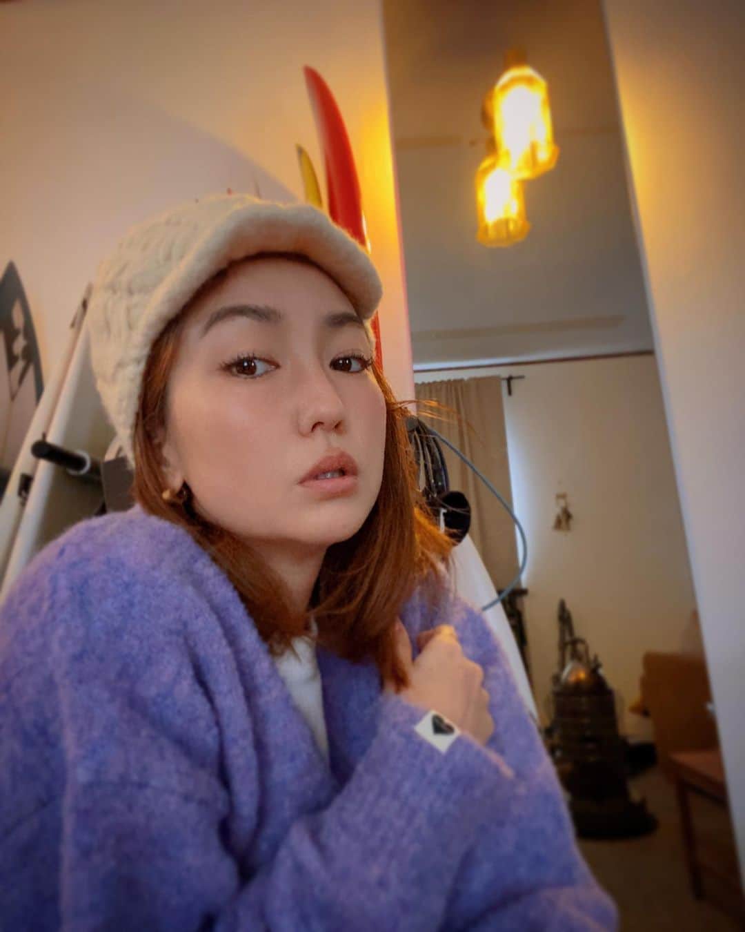 堀舞紀のインスタグラム：「💅🏾🛍🧢  支度の図。  今日は 春1番みたいな天気だったね🫣  こんな日は 期待しちゃうよね🌸  春とか夏とか秋って 心がドキドキする！！  ダイスキ😍  (早く冬終わっておくれ😩〜)  #春カモ #母親服装 #春色 最後は今のネイル💅🏾 #自爪 #ネイルポリッシュ 爪休憩月間🙋🏽‍♀️」