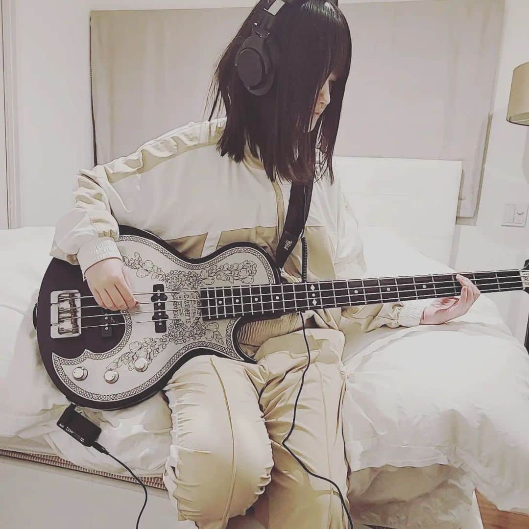 角川慶子のインスタグラム：「娘ちゃん、ベースデビュー。 なんと先生は飯田誠一さん！！ 昔の推しに娘の先生を頼むという、すごい体験です。 高価なベースもお借り中。 #iidaseiichi #飯田誠一」