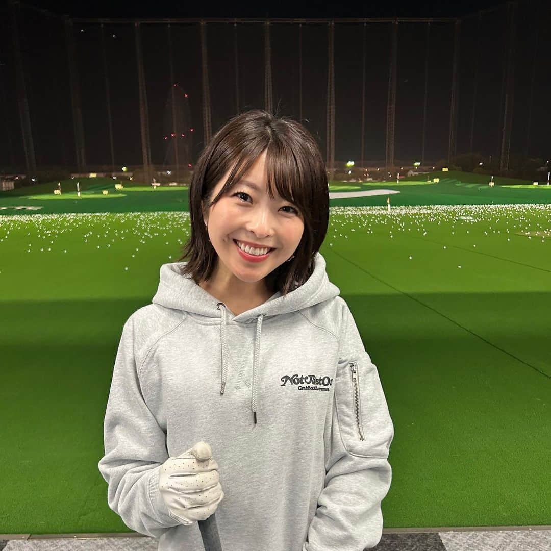 小尾渚沙のインスタグラム：「葛西で夜練⛳️❤️  オシャレな先輩がプレゼントして下さったこのパーカー💕 @rufflog  お気に入りでヘビロテしてます🤤💕  今年も早くラウンド行きたいなー！！🥰 . . #スワイプしてね 👉 #rufflog #ラフロッグ #ラフログ #ゴルフコーデ #ロッテ葛西 #打ちっぱなし #ゴルフ女子  #スイング動画 #ゴルフ上手くなりたい」