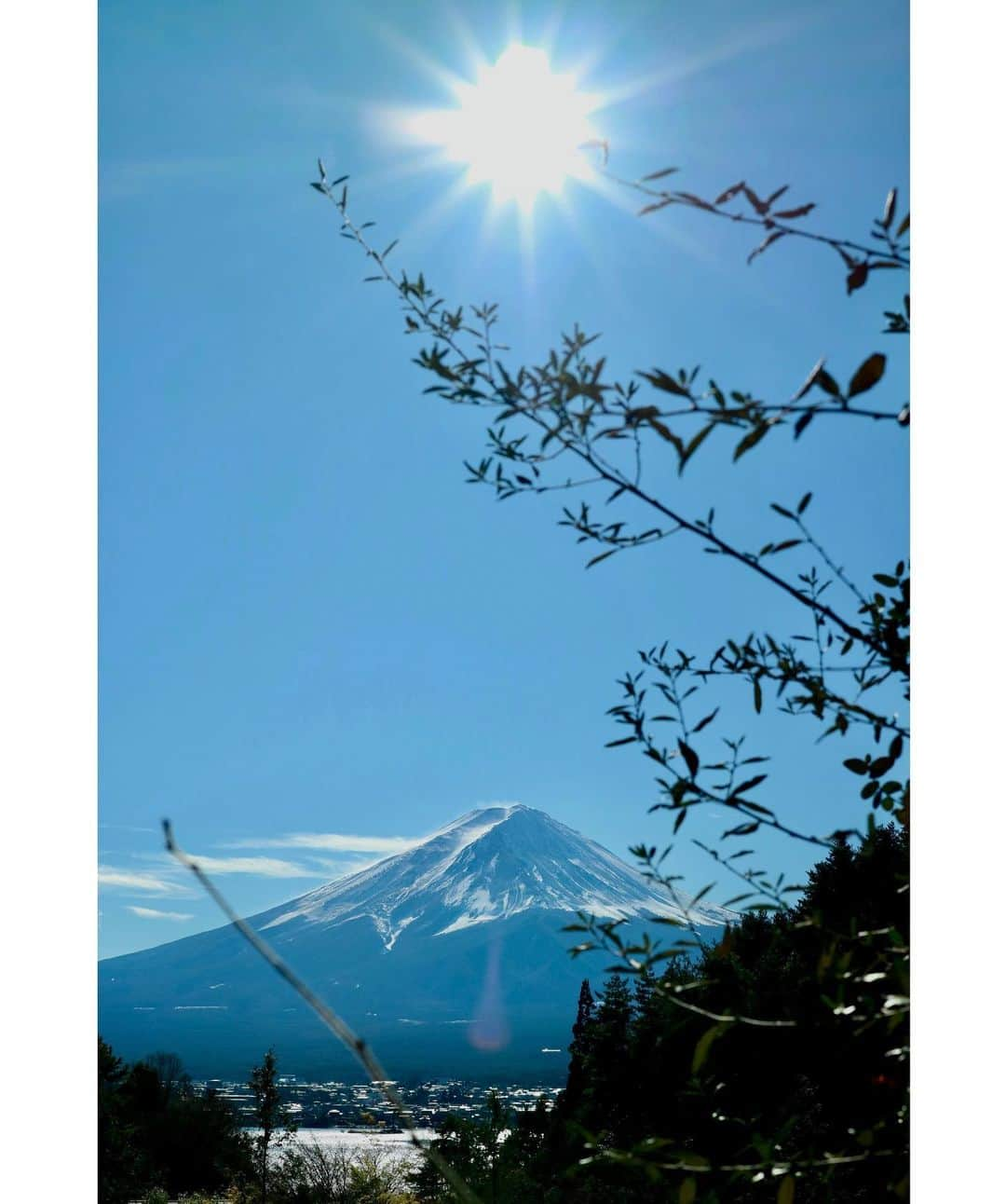 斎藤ちはるさんのインスタグラム写真 - (斎藤ちはるInstagram)「富士山の真上に太陽🌞 . 神々しい写真が撮れました🫶 . . #26歳 #最初 の #chihashot #投稿 です #お気に入り #写真 . . #斎藤ちはる#テレビ朝日アナウンサー#テレビ朝日#テレ朝#アナウンサー#カメラ#ミラーレス#ミラーレス一眼#ミラーレス一眼カメラ#ミラーレスカメラ#カメラ部#🗻#🌞#📸」2月19日 18時59分 - chiharu_saito_ex