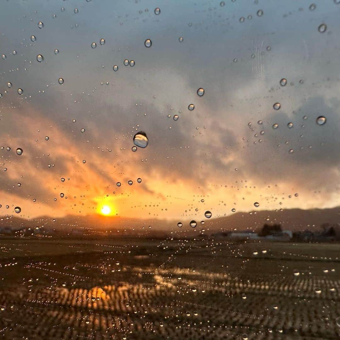 大西遥香のインスタグラム：「. 温泉からの帰り道 お天気雨でした🫧  #iphone14pro  #sunset  #岩室温泉 #新潟 #お天気雨」