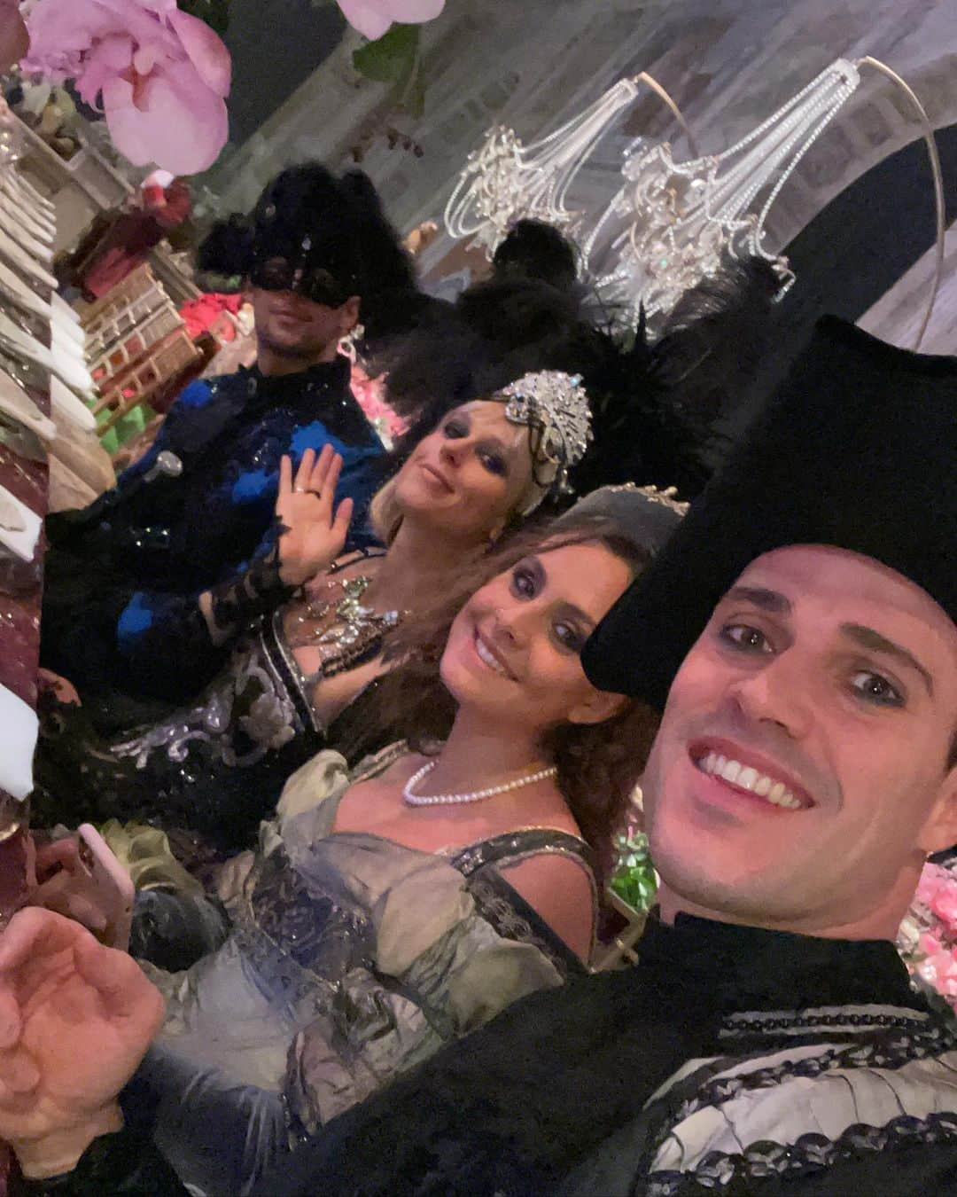 ファビオ・スコツォーリさんのインスタグラム写真 - (ファビオ・スコツォーリInstagram)「Un incrocio tra Capitan Jack Sparrow e Zorro 🤣🤣 #carnival #venice #ilballodeldoge」2月19日 18時56分 - fabio3888