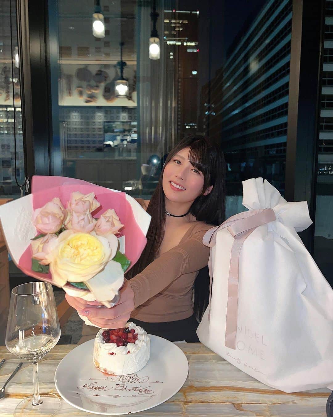 ちとせよしののインスタグラム：「お友達と合同誕生日会したよ💐♡ お互い忙しくてやっと会えた〜🫶🏻  素敵なディナーにプレゼントとお花交換！楽しすぎました😆✨  #誕生日 #誕生日プレゼント #東京ディナー #ロングヘア #snidelhome」