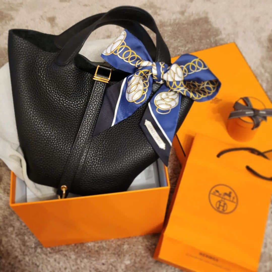 ナナのインスタグラム：「. 🆕👜💕 . #ピコタン#ピコタンロックpm #エルメス#HERMES #ツイリー#巻き方わかりませんでした」