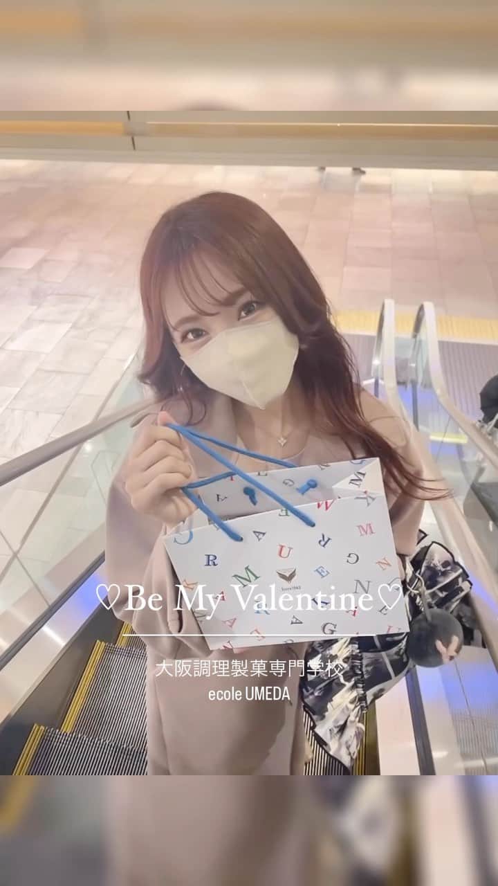 のインスタグラム：「᯽be my valentine...♡♡♡ . . . . 自分用に♡ . . 製菓専門学校の学生さん達が不定期に期間限定で 出店されてたので大好きなマカロンを . . 大好きなマカロンとダックワーズを購入 . 大きくてほんとに美味しかった 次はフィナンシェを買って帰りたいな . . 応援してます . #大阪調理製菓専門学校  #大阪調理製菓専門学校ecoleumeda  . . . . . #女子力委員長  . #valentine  #マカロン  #原かれん #かれんたん #nmb48 #ぴろぴろ #今日のコーデ 　#ootd #오오티디　#팔로우  #좋아요 #셀카　#셀카그램　#셀카스타그램　#셀피　#셀피그램　#셀스타그램　#얼스타그램 #셀끼꾼　#메이크업　#오늘의훈녀　#01 #일본 #自拍  #偶像  #每日穿搭 #reel」
