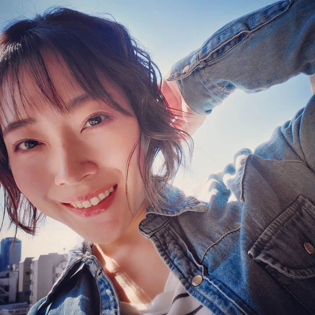 のインスタグラム：「お店で服を試着して カーテンをシャッてあけたとき 店員さんがお疲れさまでーす😆って言ってくれるやつ。  つられて私もお疲れさまですー!って返してしまってその場にいた人たち皆で笑った。 恥ずかしかったよね。 他店からきたスパイやと思われるから気をつけよう。笑  愉快な休日😊 今日くらい温かいと過ごしやすい🌱  #挨拶されたら返す習慣 店員さんも いや、お疲れさまですって😂😂 ってナイスツッコミ。」