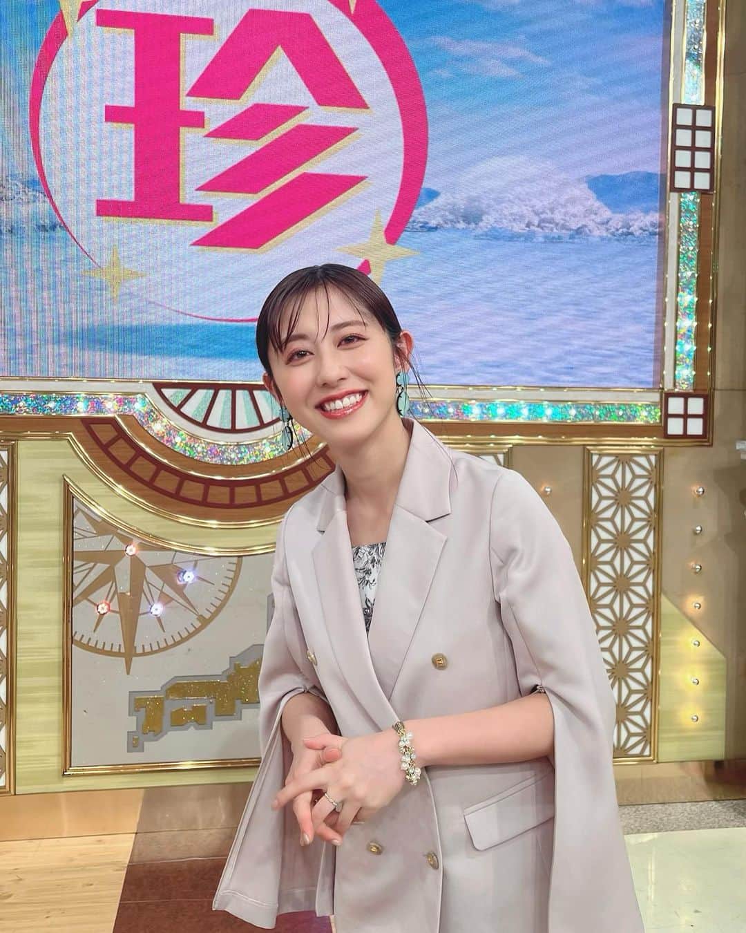 のインスタグラム：「華やかだけど綺麗めなジャケットスタイル☺️ . 袖の部分チャックで調整できるのいいな〜🤗 . . #ナニコレ珍百景 #今夜 も #放送中 です #ご覧ください . . #斎藤ちはる#テレビ朝日アナウンサー#テレビ朝日#テレ朝#アナウンサー#ナニコレ#珍百景#なにこれ#なにこれ珍百景#ジャケットスタイル#ジャケット#ワンピース#ジャケットコーデ#ジャケット女子#ポニーテール」