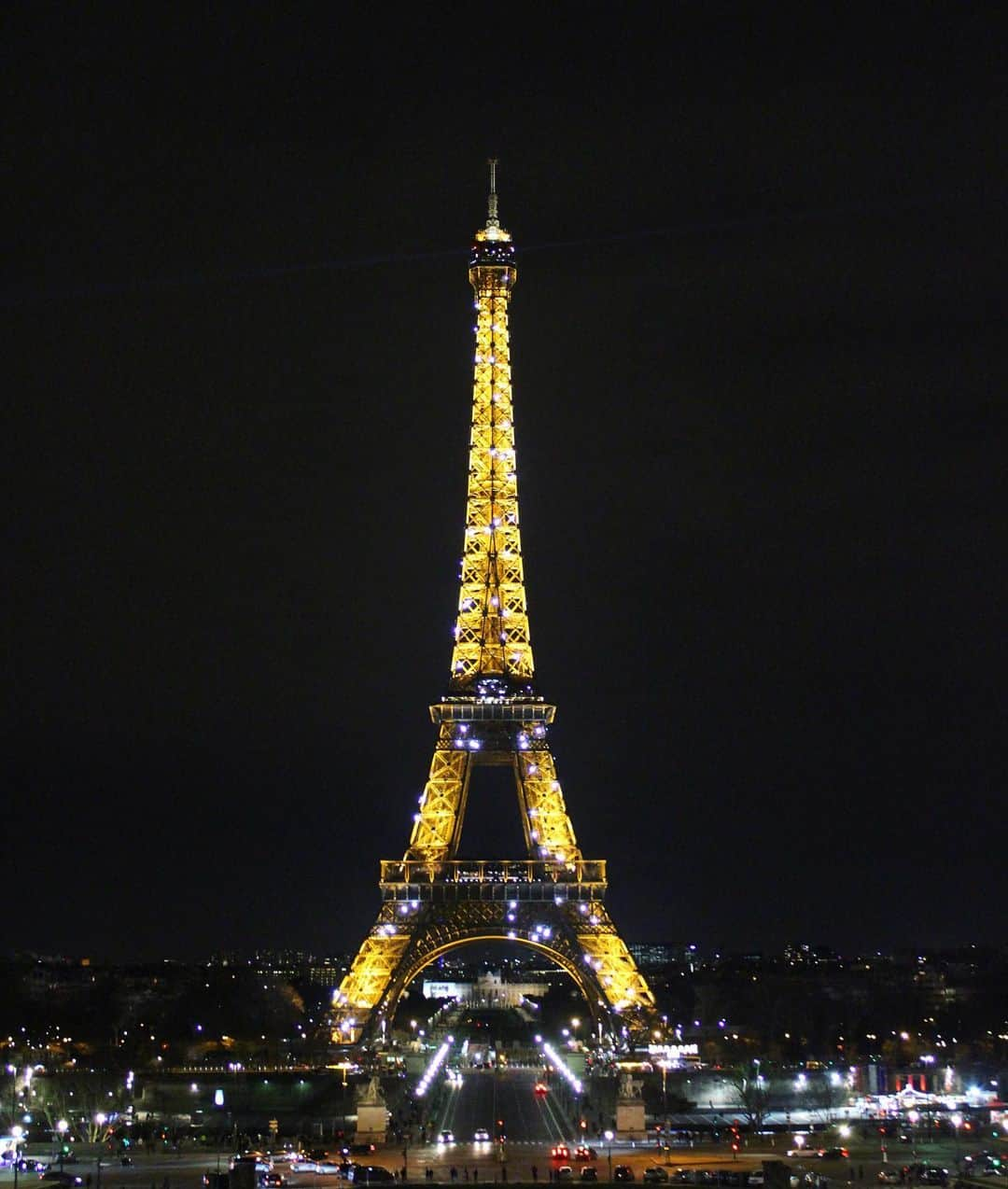 Yuya Oishiのインスタグラム：「Bonjour🇫🇷🗼✨ ⁡ ⁡ ⁡ ⁡ ⁡ ⁡ ⁡ ⁡ ⁡ ⁡ ⁡ ⁡ #france #paris  #travelling #beautiful #travel #trip #journey #travelgram #love #happy #latoureiffel #sky  #instagood #art #nightphotography #photooftheday  #eiffeltower #traveler #power #instatravel #travellover  #フランス #パリ #海外 #海外旅行 #旅  #旅行  #海外生活 #エッフェル塔 #🇫🇷」