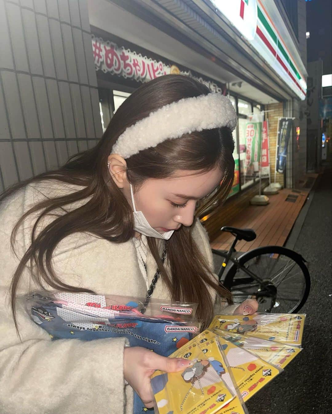 ゆきらのインスタグラム：「本命ブランケットとクッション 残すはラストワン🧀 夜でもポテンツァ効果で肌ぺかぺかや🥴」