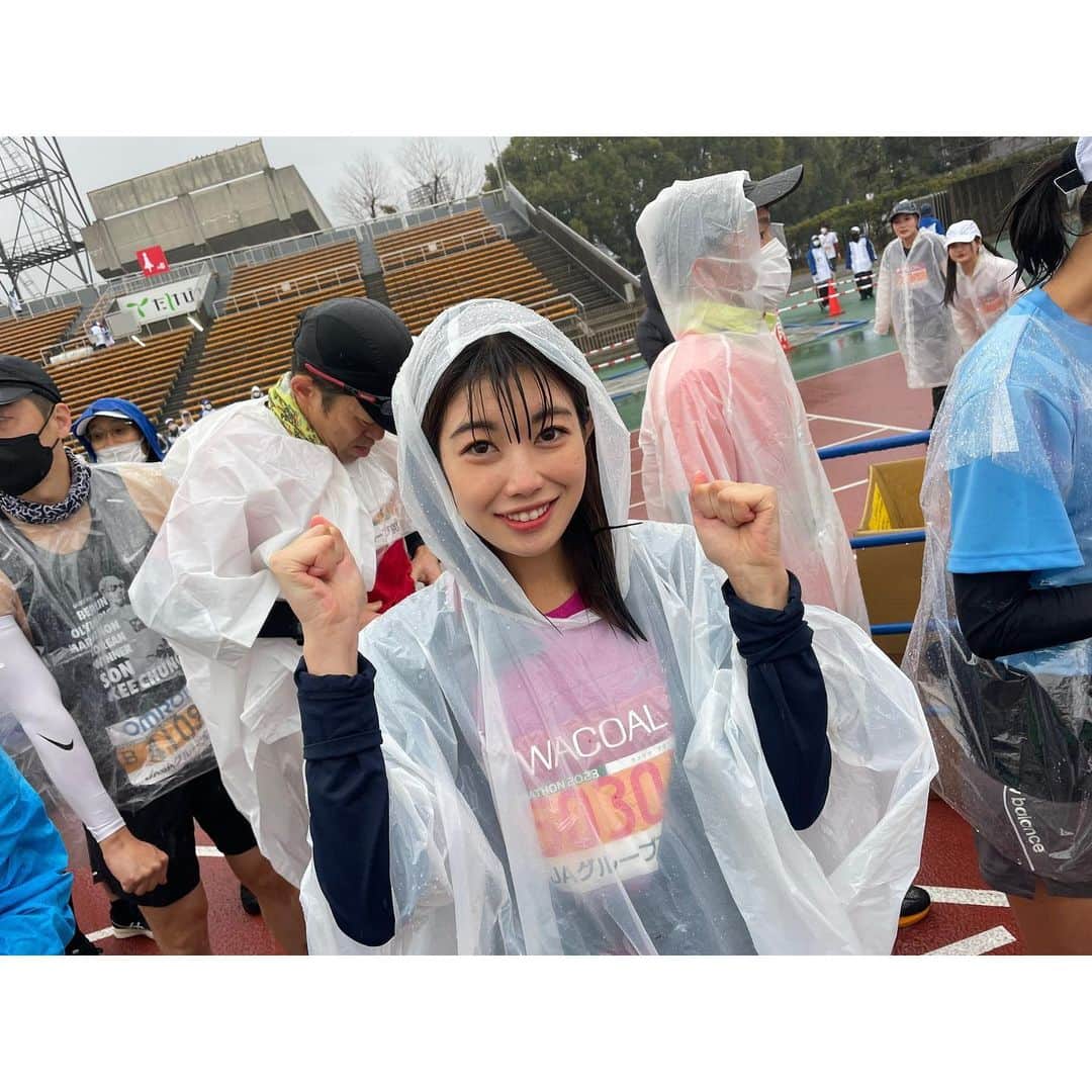 梅山茜さんのインスタグラム写真 - (梅山茜Instagram)「. ＊京都マラソン2023＊ . 3年ぶりに都大路で開催された京都マラソン🏃‍♀️ リポーターとして参加しました！ 私自身4年ぶりのフルマラソン。 しかも今回は大雨✖️リポートしながらという 初めての経験でしたが 5時間19分で無事完走できました👏🏻 しかも自己ベスト更新🥰 途中何度も強い雨に打たれて挫けそうになったけど 沿道の皆さんの応援が本当に力になりました🥺 ゴール付近の声掛けは特に感動した、、🥲 そしてカメラを持ちながら一緒に走ってくれた KBSのみんなのおかげですごく楽しく走れた！ こんなにもワクワクしながら走ったマラソンは 人生で初めてでした！ ありがとう☺️🧡 改めてリアル開催というのは良いなあと しみじみ思いました。 今日のリポートの様子は今日のKBSの特番or 後日きょうとDaysで放送予定です！ ぜひご覧ください📺！  今日は京都の他にも全国色んなところで マラソン大会が開催されましたね！ ランナー、応援者、スタッフのみなさん 本当にお疲れ様でした🥰 . 追伸:膝がガックガクなこの感じも久しぶり🦵 . #アナウンサー#フリーアナウンサー#女子アナ#京都マラソン#京都マラソン2023#京都#マラソン#マラソン大会#ランナー#ランスタグラム#cwx#run#running」2月19日 19時22分 - umeyama_akane
