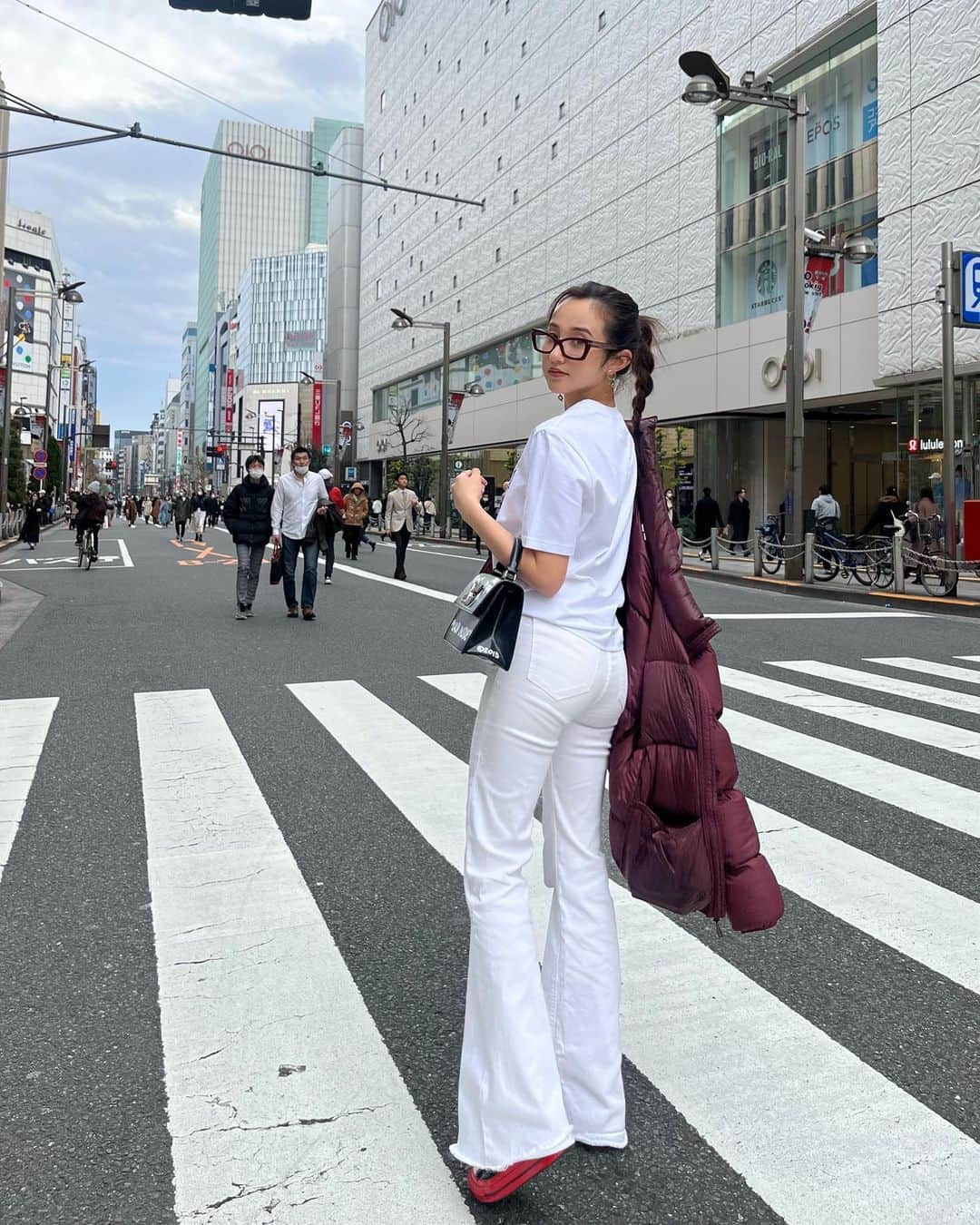 正本レイラのインスタグラム：「日中あったたかった今日のコーデ:)  down jacket: @uniqlo  T-shirt: Ukraine brand pants: @bershka  sneakers: @commedesgarcons  glasses: @tomford  bag: @off____white  #ootd #style #fashionstyle #fashion #tokyo」