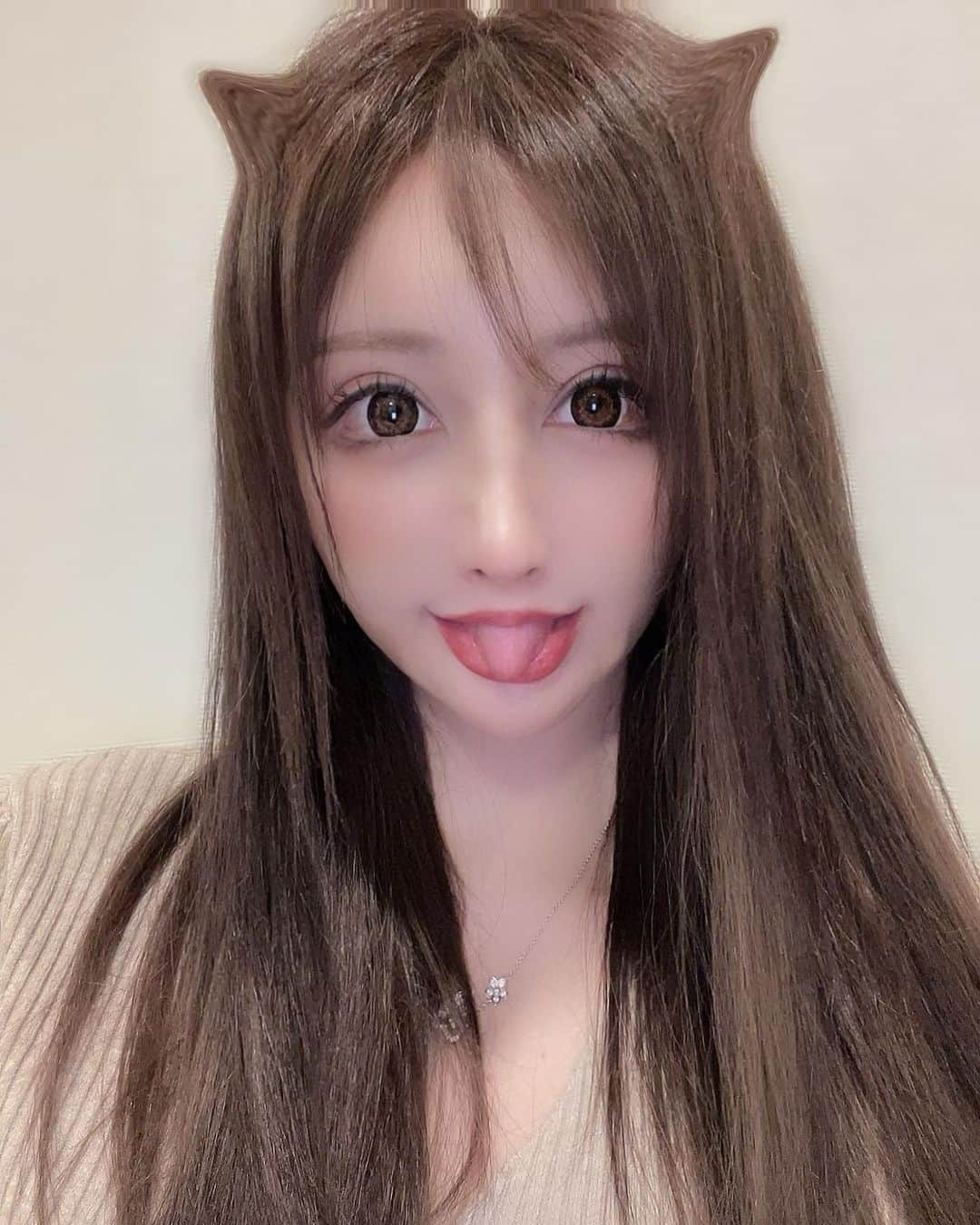 夢咲りおなのインスタグラム：「髪の毛暗くしました✨🙄  😮‍💨💸  .  .  #自分の頭皮に現実逃避  #美容院#錦#ラピス#エクステ」