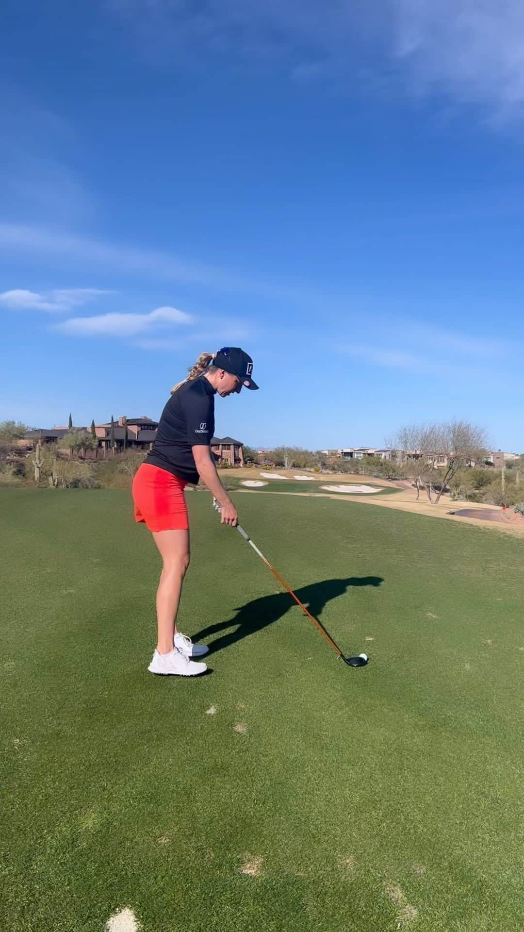 ソフィア・ポポフのインスタグラム：「6 months pregnant ✅ Can still hit the green from 238 yards out 🤙 #clothesgettingsnug」