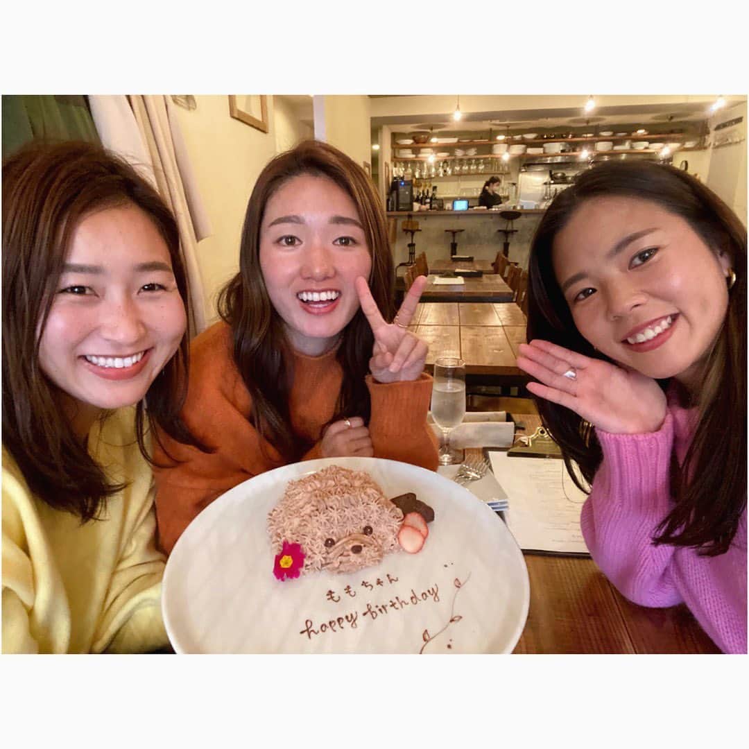 川島はるなのインスタグラム：「. HappyBirthDay💛🌼🐶  私の弟も同じ誕生日だから 昔からずーっと覚えてるんです☝️ 14歳で出会った時から変わらずむしろ どんどん綺麗になっていくももちゃん👩🏻👗👠  いつもありがとう⚽️🌷 素敵な一年を🕺🏼🕺🏼🕺🏼  #🍑 #happybirthday」