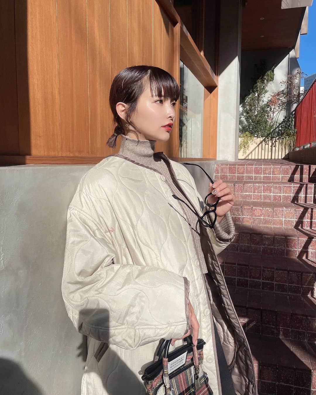 のインスタグラム：「結局仕事の話してる時が1番楽しい SNSダイスキ . .  .  ------------------------------  #旅行  #サウナ #ダイエット  💠@kikigram_97 ←インスタ歴10年フォロワー42万人 💠-13kgダイエット成功 (ハイライトにまとめてあります) 💠1997.08.21 168cm 💠猫と犬との幸せな暮らし 💠事務所無所属(フリーランスインフルエンサー) →お仕事ご依頼はDMにて📩🤲🏻 💠TikTok♪、Twitter🕊も 💠KADOKAWAさんから写真集発売中 ！ 💠会員制限定写真はハイライトの「裏垢」から ↑応援よろしく❤︎  . フォロー、保存、コメント喜びます✨      　TAP ➡️ @kikigram_97 ⬅️   -------------------------」