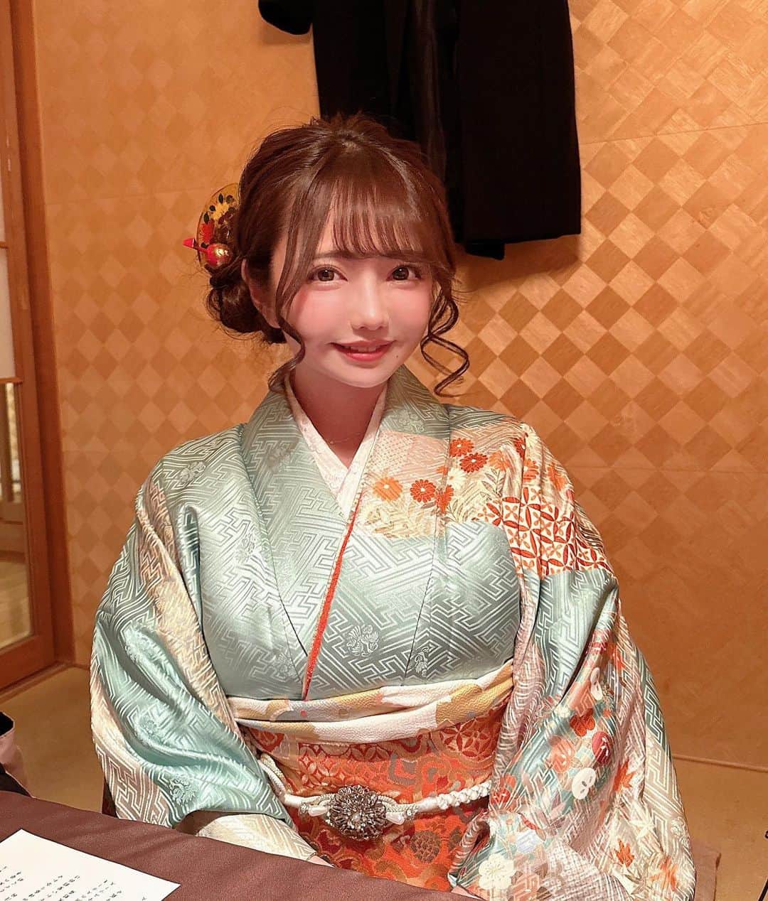 遠藤 玲奈 /endo renaのインスタグラム：「先月家族といったご飯会☺︎ 着物を着る機会が多いので、 着たことあるものかと思ったら 初めて着せてもらう振袖だった…🧁笑  美味しかったなぁ👨‍👩‍👧‍👧 夜なんかしらしてると投稿久々になりがち…т  ̫ т」