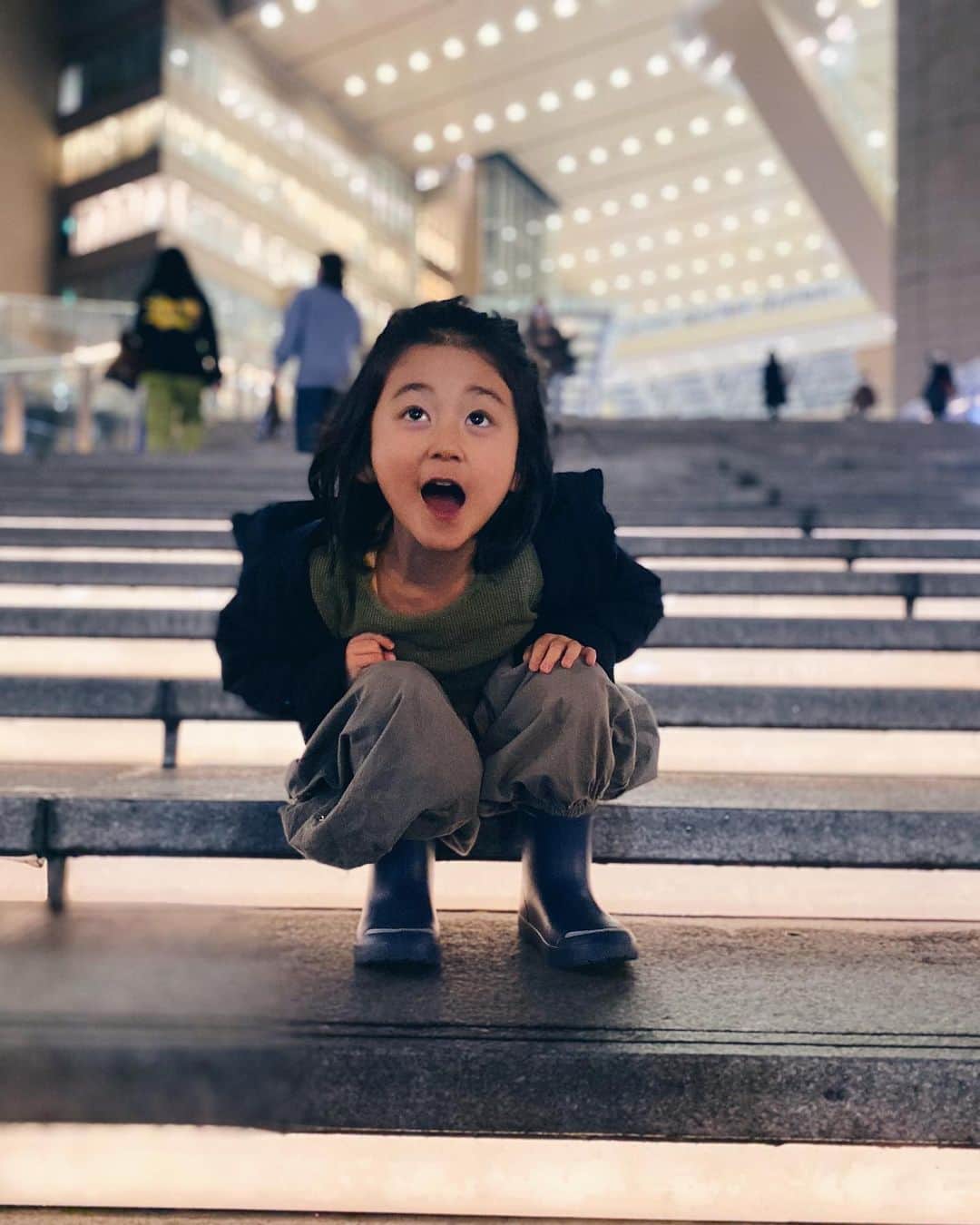 Saki さんのインスタグラム写真 - (Saki Instagram)「最近の悩み…🥹 りあんは今　#1歳5ヶ月　 二人目やから成長早いかなぁ思ってたんやけど、歩いたんも1歳4ヶ月とジョアンより遅め。 マネしない。指差ししない。 ママとかわんわん🐶とか簡単な単語も話さない。 偏食。リンゴ🍎とかスライムも角切り小さめも嫌がって、すりおろしなら食べる。みたいな離乳食初期みたいなんを好む🤣🤣 歯は12本あります🦷👶🏻 せんべいやクッキーは🍪噛むけど、、、 とにかく体は身長も85cmぐらい、体重は13キロと 2歳ぐらいの体格やのに成長色々遅すぎる😂 もぅすぐ1歳半検診やから 発達引っかかるやろなあーって薄々気づいてて😂  まさか、まさか、 ジョアンに続き、りあんも　#発達障害　な気がしてきました🥹🥹マジか？！ ふたりは思ってなかったからちょっと本当にビビってます🥹  まだ確定じゃないしまだ小さいし成長遅いだけかもしれないし分からないけど、2歳になってまだまだ話せなかったりしたら、早めに診断してもらって療育一緒に通わせようと考えてます😇  ４月から園行くので、それこそ ぐーーーんっと成長してくれるの期待してます🌱✨🙏  兄弟、姉妹が二人とも、二人以上　#発達凸凹 な方いますか？？  前にストーリーにも書いたんですけどさすがに兄弟ともの方はなかなか居ないのかよくDM頂くのに、兄弟２人はさすがになかったので、、情報なしで不安💭💭  ネット情報だと兄弟とも遺伝してる場合は20%ぐらいらしいですが🌱  いつもポジティブ前向きおかんですが、ちょっとさすがに🤏焦ってます💭😇  #自閉症　#発達障害児ママ #asd  #adhd」2月19日 21時37分 - saki1011