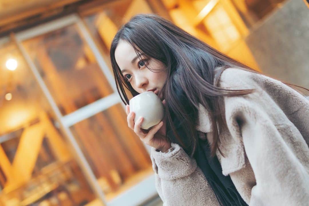 川瀬莉子のインスタグラム：「. 美味しいコーヒーと和な空間ですんごい落ち着く😮‍💨💓  　 　 　 #cafestagram#coffeeshop#portrait#camera#カフェ活#コーヒーショップ#ポートレート#一眼レフカメラ」