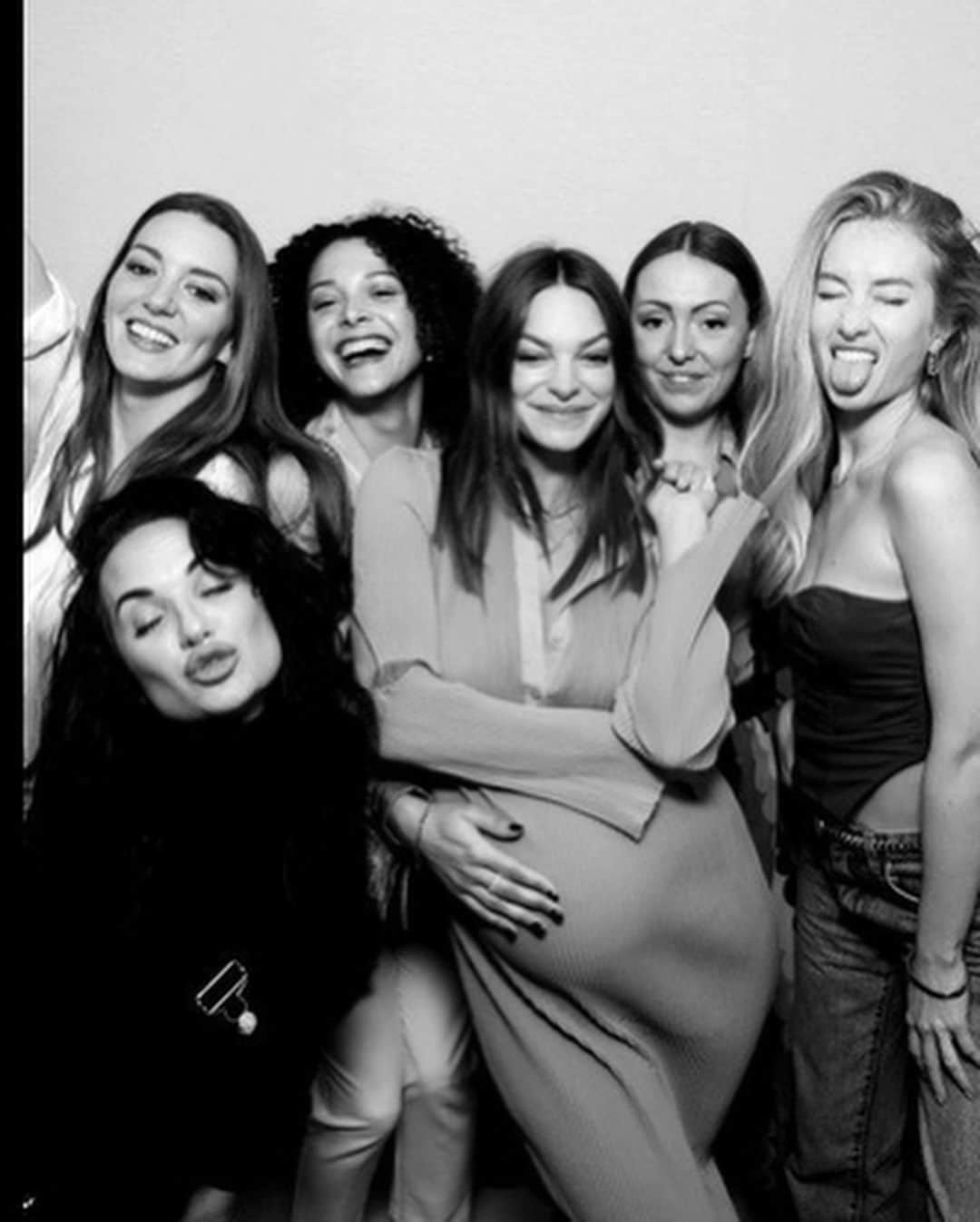メシア・シムソンのインスタグラム：「Our beautiful bestie is having a baaaabyyyyyy 🫄🏽👶🏻🕊️✨✨  We love you so much♥️」