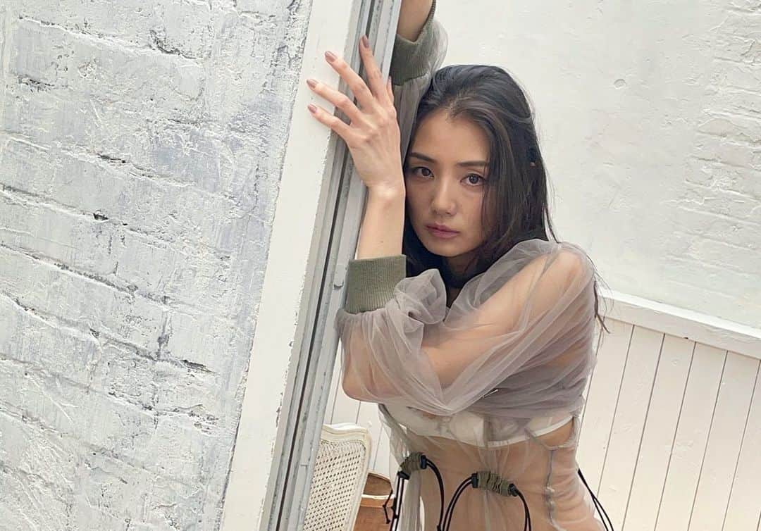 片山萌美のインスタグラム：「🪐  【M】  #片山萌美写真集M  #moemikatayama  #オフショット　  青山ブックセンターサイン会 ありがとうございました✨  今決まってるイベントは ひとつだけっ！  23日木曜日の リーダーストアさんでの オンライントーク✨ 私と1対1で30秒間 お話しするイベントです まだ予約できるので もし悩んでましたら ぜひ🫶  【リーダーストア】 https://ebookstore.sony.jp/stc/article/campaign/28427/」