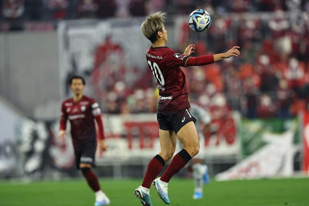 大迫勇也さんのインスタグラム写真 - (大迫勇也Instagram)「シーズン開幕⚽️勝ち点3👍  今年はサポーターの皆んなと喜びを何度も分かち合えるようにもっともっとクオリティ上げて行きます！  #jリーグ開幕  #kobe  #visselkobe  #ヴィッセル神戸  #一致団結」2月19日 22時02分 - yuya_osako