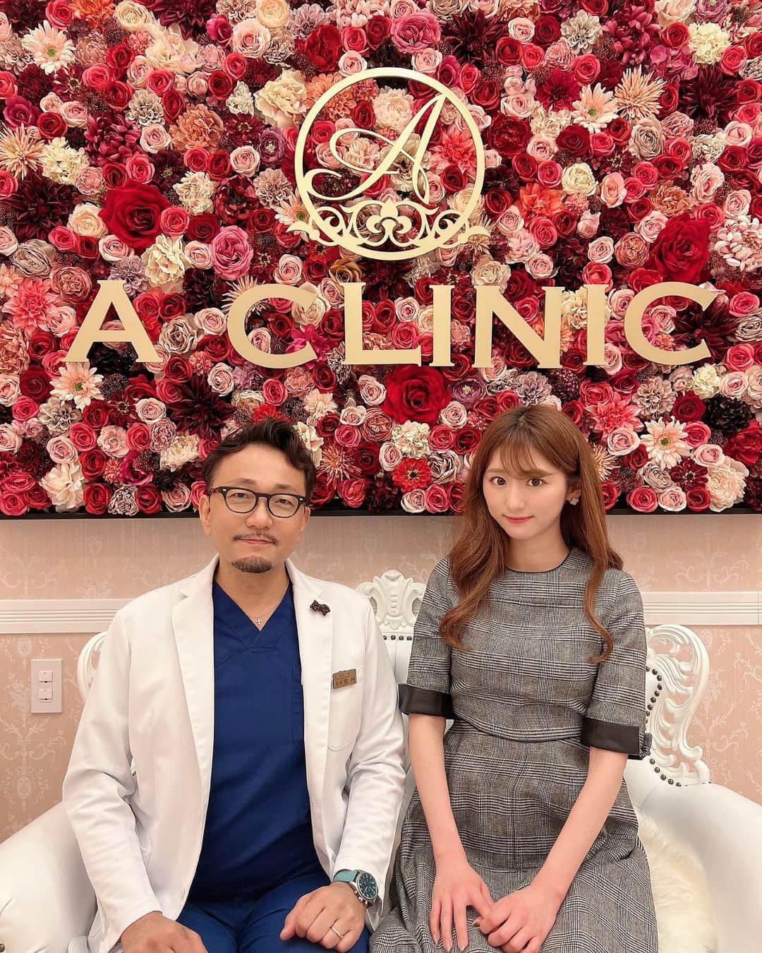 阿比留李帆さんのインスタグラム写真 - (阿比留李帆Instagram)「@a_clinic_nagoya でAスレッドを受けてきました👼🏻 担当の先生は 住田先生 @aclinic_sumita です👨🏼‍⚕️💭  昔は気にならなかった口元のもたつきが 気になって気になって仕方がなくて リフトアップの施術をずっと受けたいなーと思っていて どこのクリニックがいいのか沢山調べて 症例写真も沢山見て、Aclinicさんでお願いすることに決めました🤍✨  施術を受けた直後に目に見える効果が出るなんて なんでやりたいと思った時にやらなかったんだろう、、 と後悔😭数分で顔がシュッとなりました😭👏🏻 before afterの写真は施術直後です🥰  施術をする前は不安な気持ちもあったけど 住田先生がとにかく優しい、、！🥹✨ 診察時に親身になってお悩みを聞いてくださり 術中は住田先生、看護師さんが やさしくお声がけくださったので リラックスして施術をうけることができました😭💓💓 優しく受け入れてくださったスタッフさん 親身になってくださった住田先生にはとても感謝しております🙇‍♀️✨  効果もすぐに出たのが嬉しかったから 次は1day小顔脂肪吸引をしてみたい、、🥹🫶🏻笑  Aclinicさんに行って更に綺麗になりたいと思えて 美意識も上がりました❤️‍🔥✨  Aスレッド施術経過気になられてる方 たくさんいらっしゃると思うので また経過も載せますね🤍 満足度が高すぎる〜😭😭👏🏻  #aスレッド #糸リフト #aclinic #aclinic銀座 #aclinic横浜 #aclinic新宿 #aclinic名古屋 #aclinic大阪 #aclinic福岡 #aclinic池袋  #aclinic仙台 #aクリニック #エークリニック#小顔 #リフトアップ #スレッドリフト #小顔整形 #たるみ改善 #美容外科 #美容皮膚科 #美容クリニック #住田篤紀 #住田篤紀先生」2月19日 22時02分 - riholiday717