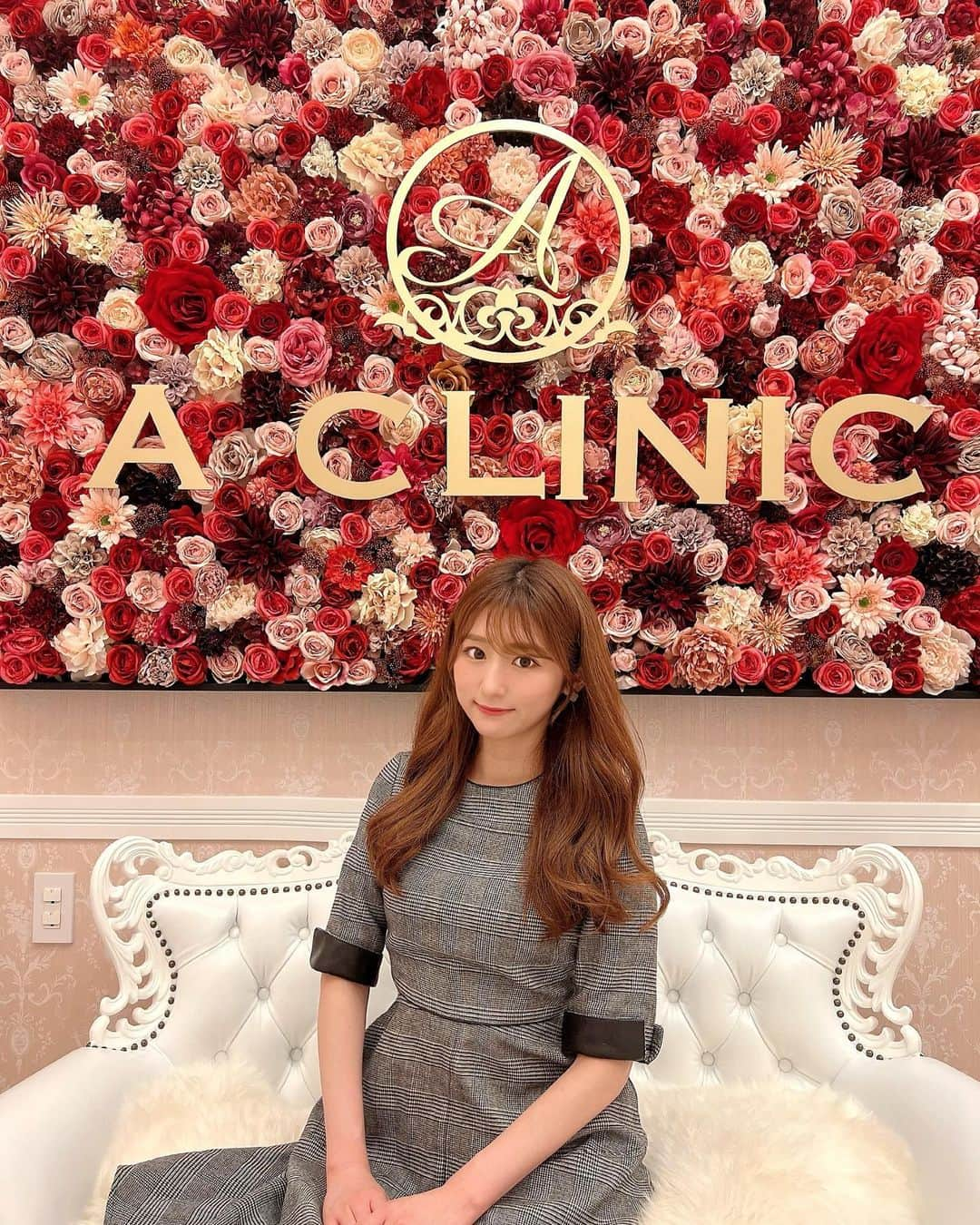 阿比留李帆さんのインスタグラム写真 - (阿比留李帆Instagram)「@a_clinic_nagoya でAスレッドを受けてきました👼🏻 担当の先生は 住田先生 @aclinic_sumita です👨🏼‍⚕️💭  昔は気にならなかった口元のもたつきが 気になって気になって仕方がなくて リフトアップの施術をずっと受けたいなーと思っていて どこのクリニックがいいのか沢山調べて 症例写真も沢山見て、Aclinicさんでお願いすることに決めました🤍✨  施術を受けた直後に目に見える効果が出るなんて なんでやりたいと思った時にやらなかったんだろう、、 と後悔😭数分で顔がシュッとなりました😭👏🏻 before afterの写真は施術直後です🥰  施術をする前は不安な気持ちもあったけど 住田先生がとにかく優しい、、！🥹✨ 診察時に親身になってお悩みを聞いてくださり 術中は住田先生、看護師さんが やさしくお声がけくださったので リラックスして施術をうけることができました😭💓💓 優しく受け入れてくださったスタッフさん 親身になってくださった住田先生にはとても感謝しております🙇‍♀️✨  効果もすぐに出たのが嬉しかったから 次は1day小顔脂肪吸引をしてみたい、、🥹🫶🏻笑  Aclinicさんに行って更に綺麗になりたいと思えて 美意識も上がりました❤️‍🔥✨  Aスレッド施術経過気になられてる方 たくさんいらっしゃると思うので また経過も載せますね🤍 満足度が高すぎる〜😭😭👏🏻  #aスレッド #糸リフト #aclinic #aclinic銀座 #aclinic横浜 #aclinic新宿 #aclinic名古屋 #aclinic大阪 #aclinic福岡 #aclinic池袋  #aclinic仙台 #aクリニック #エークリニック#小顔 #リフトアップ #スレッドリフト #小顔整形 #たるみ改善 #美容外科 #美容皮膚科 #美容クリニック #住田篤紀 #住田篤紀先生」2月19日 22時02分 - riholiday717