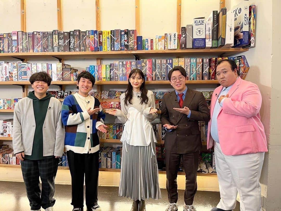 大野いとのインスタグラム：「大好きなラヴィット！にて、宮下草薙さんとママタルトさんと。ずっと笑顔になれる収録、幸せでした☺️ ボードゲームの世界を大満喫。🫶 #ラヴィット！  all @un3d_official」