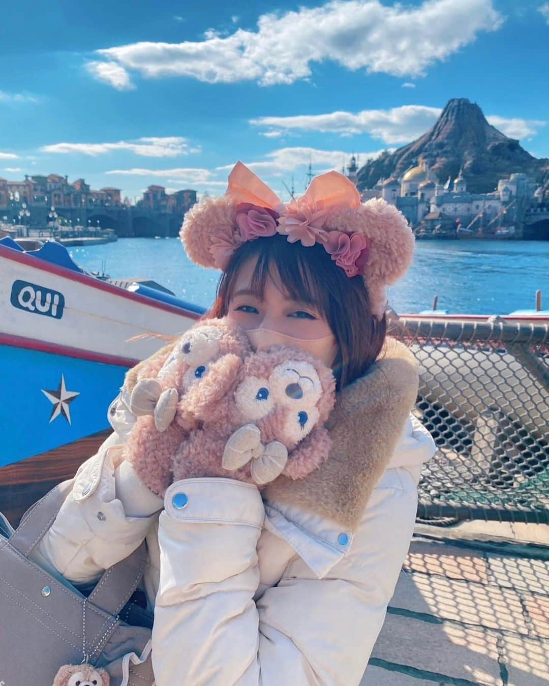 近野成美のインスタグラム：「2023年初Disney sea🎠🎡 新しく出たダッフィー&フレンズのグッズが沢山買えた🧸ショーも近くで観れて大満足🥰  #Disney sea #ダッフィー&フレンズ #大好きです #ミニーベスティーズバッシュ  #かわいい 🐭🎀」