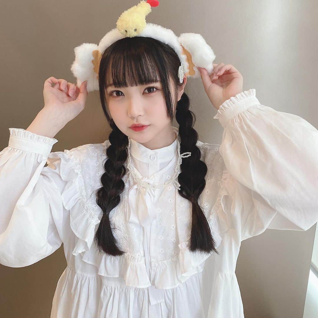 佐藤美波のインスタグラム：「🤍  久しぶりのリップグロスお話会、本日全日程終了致しました！ 来てくださった皆さんありがとうございました☺️  今日は真っ白なワンピースでした！ こぎみゅんコーデ ꒰ ( ◜o◝ ) ꒱🤍ですみゅん……♡  ヘアピンもこぎみゅんみたいでかわいいで 今シングルのお話会は初めて3部制になり、完売も出たりして嬉しかったです🌷 本当にありがとうございます！ みんなとお話できていつも楽しい気持ちになってるよ！  次のシングルもよろしくお願いします…！ つぎは対面でお話できたらいいね…！  #こぎみゅん  #akb48  #アイドル」